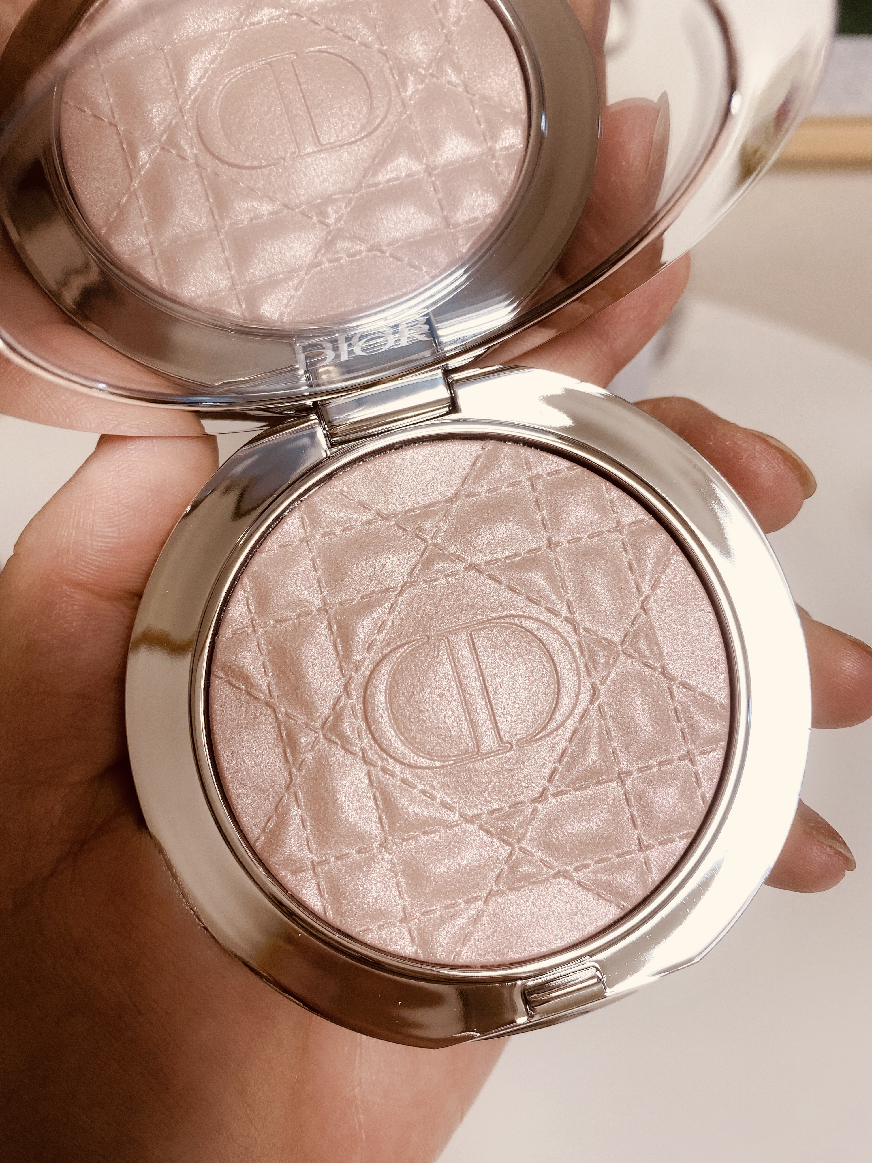 ディオールスキン フォーエヴァー グロウ ルミナイザー 03 ピンク ヘイロー/Dior/ハイライトを使ったクチコミ（2枚目）