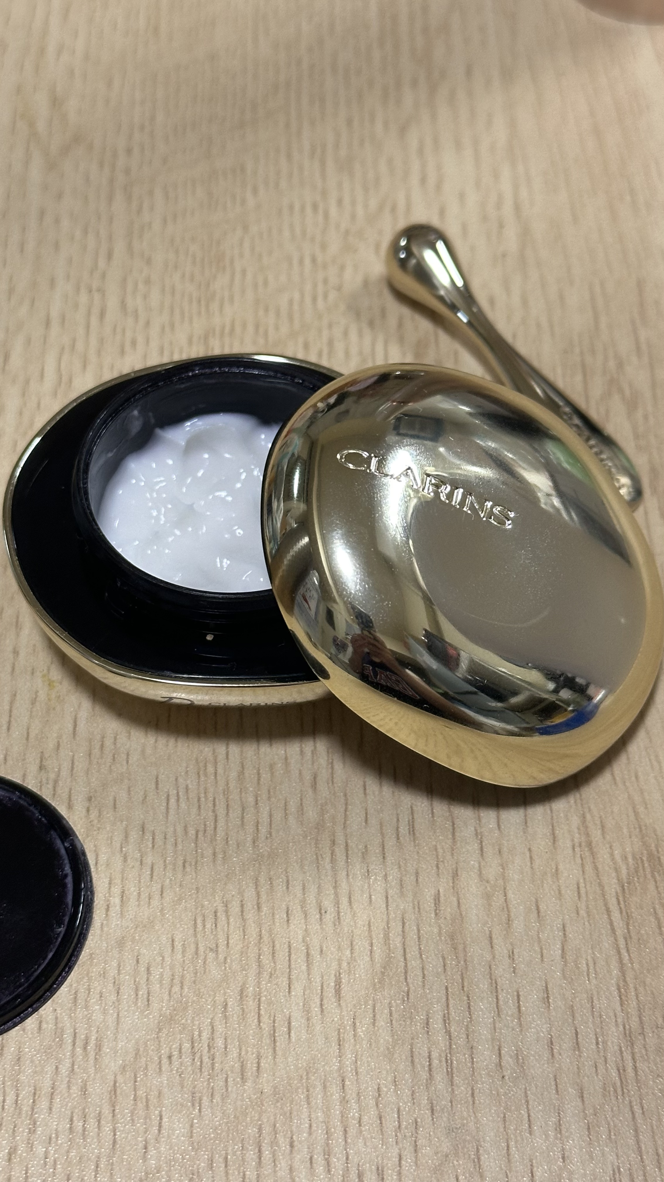 CLARINS クラランスプレシャス ラ クレーム ユーのクチコミ「クラランスプレシャスシリーズで目元用美容クリーム「クラランスプレシャス ラ クレーム ユー」
.....」（2枚目）