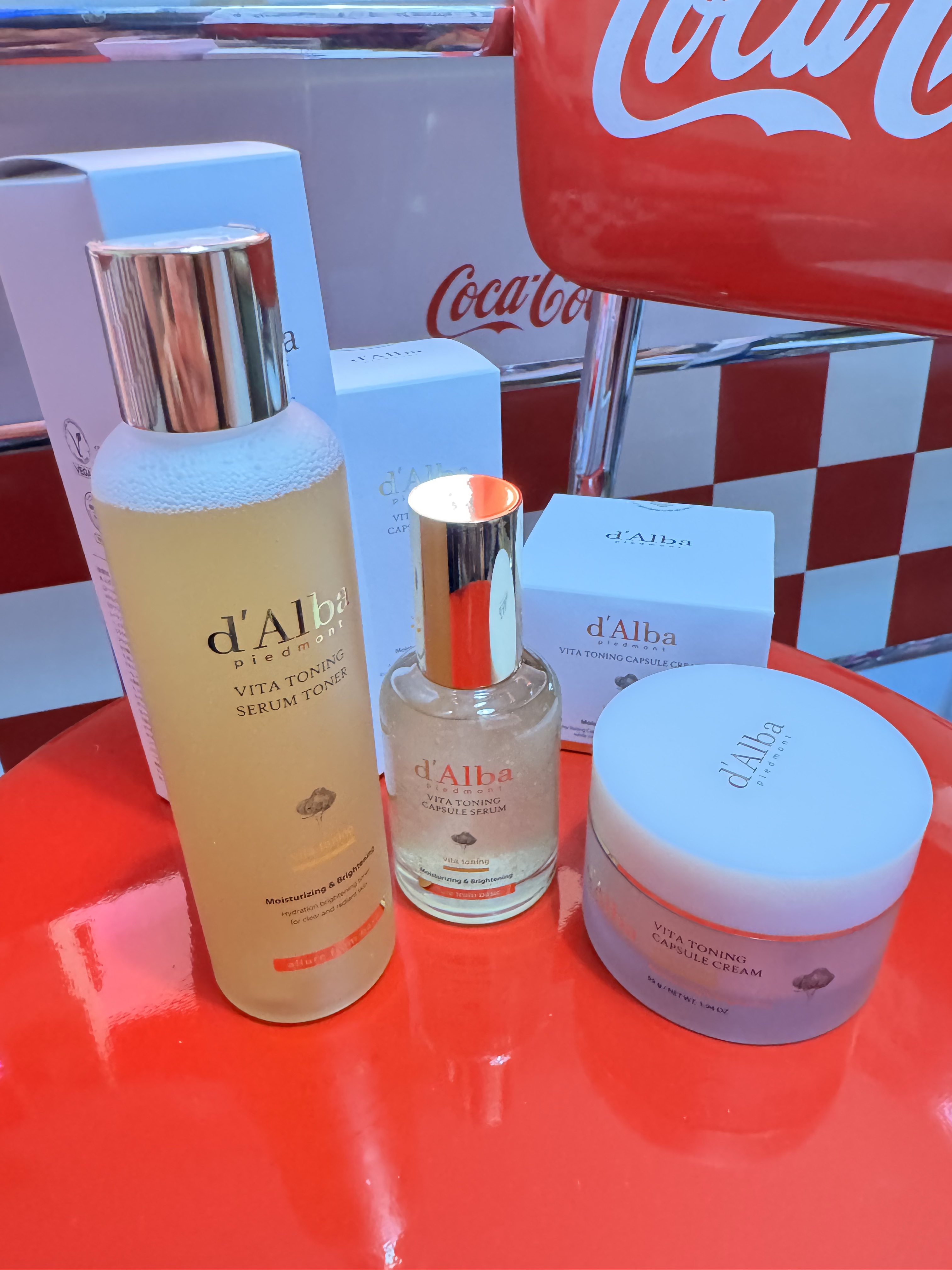 某コスメレビューサイト
のプレゼント企画でいただきました。

化粧水はすごくサラッとしていてつけ心地はさっぱりしていました。
夏だけ脂性肌の私には保湿され過ぎている感じがなくて夏〜まだ暑い秋にはピッタリだなあと思いました。
皮脂で毛穴の開き