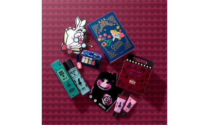 マリークワントから「アリス イン ワンダーランド」コラボの2025年冬コスメが登場