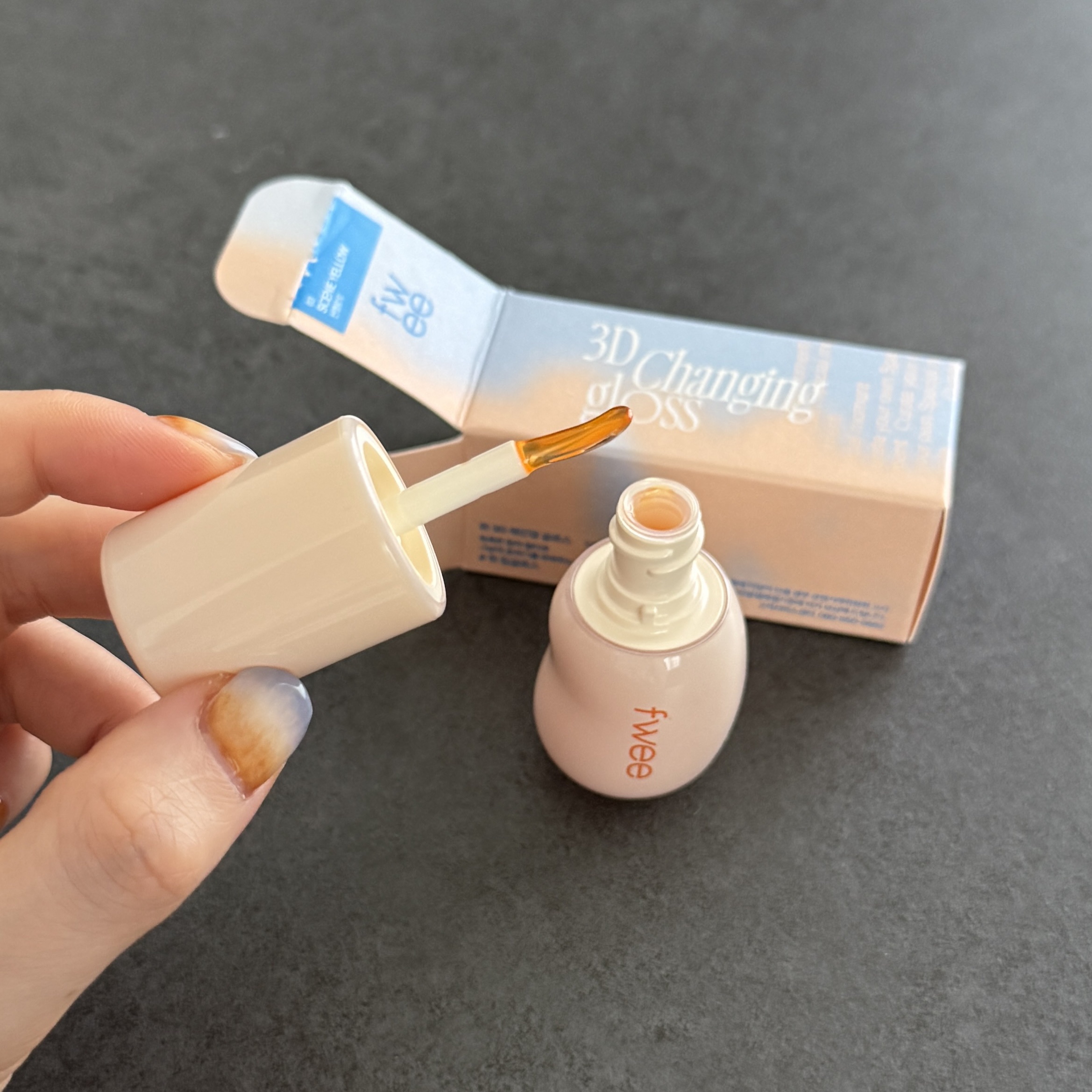 フィー 3Dチェインジンググロス 03 シーンイエロー/fwee/リップグロスを使ったクチコミ（2枚目）