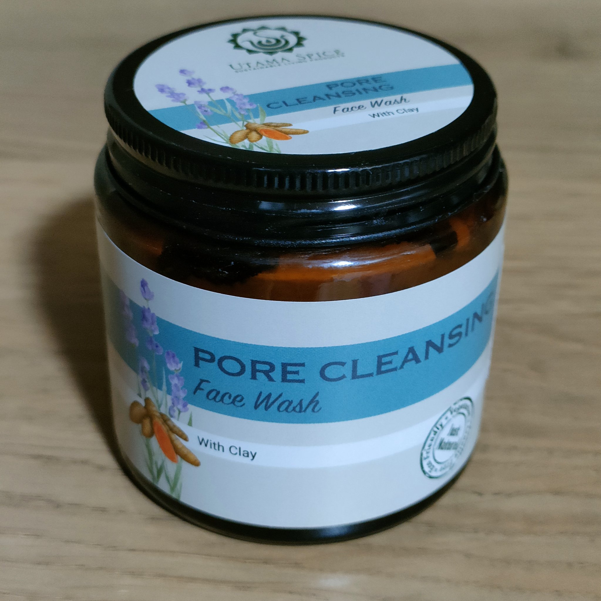 天然クレイが毛穴汚れや余分な皮脂にしっかり吸着してくれるから、
洗い上がりはつるんとした肌感に✨
しかも乾燥せず、すっきり感と潤いのバランスがちょうどいいんです。

洗顔だけじゃなくマスクとしても使えるから、
「今日は毛穴が気になるな」って