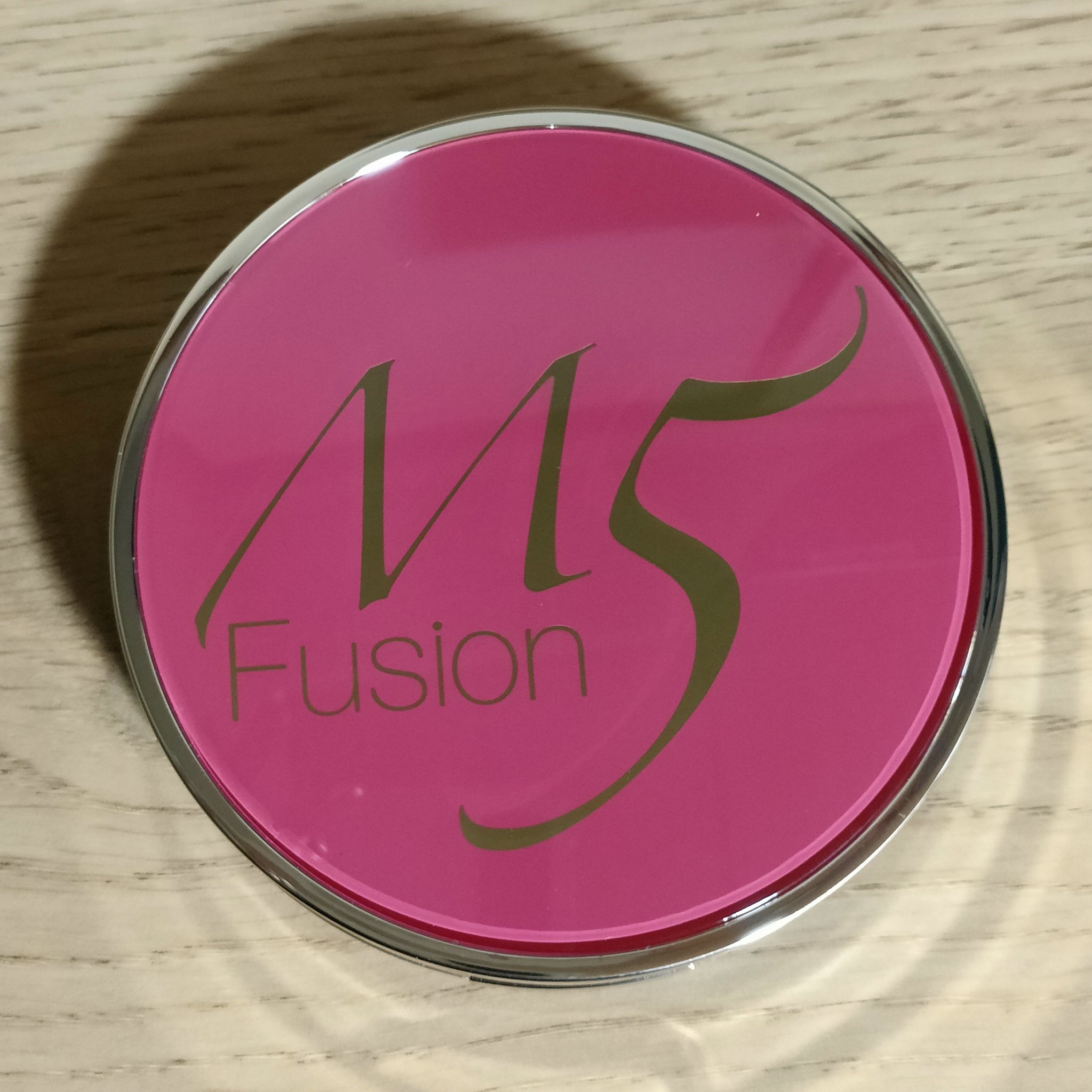 【M5 fusion フェイスフィットクッション〈17C ライトベージュ〉】
薬剤師チームが監修し、科学・医学・薬学など最先端技術が融合された製品。SPF40 PA++で紫外線対策も◎。

やわらかなパフでのせた瞬間、肌に溶け込むような自然
