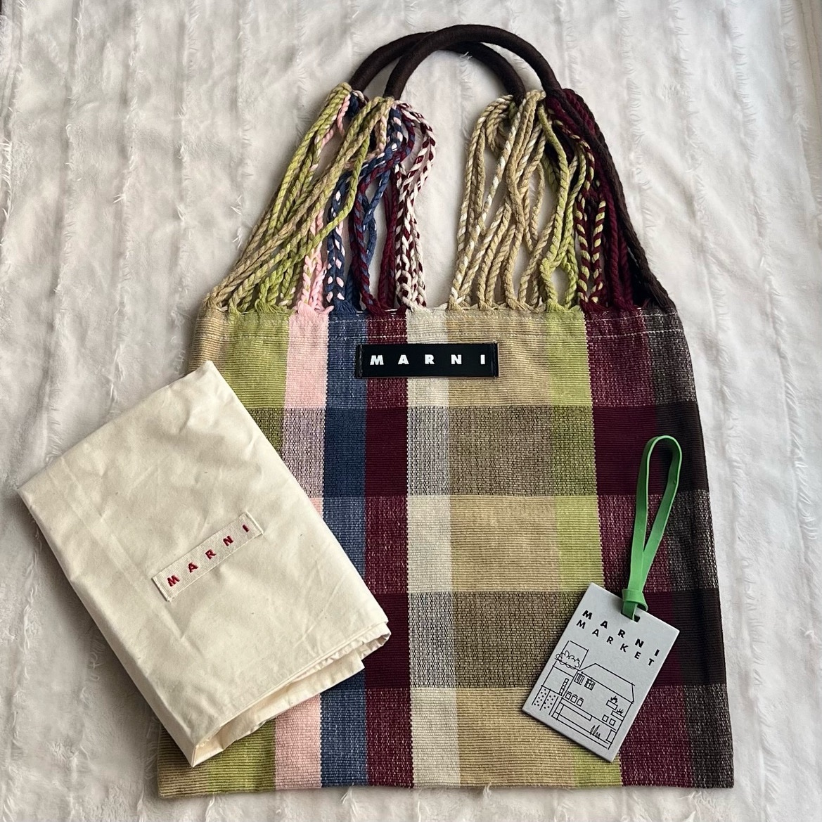 MARNIのトートバッグずっと欲しかったやつ！とうとう買っちゃった💕

注意としては
ネームタグが本革なので、日焼け止め塗ったあとの手で触ったりしないで！

アクリルで作られているので、ケバつく可能性あり！

雨の日はつかっちゃダメ！

