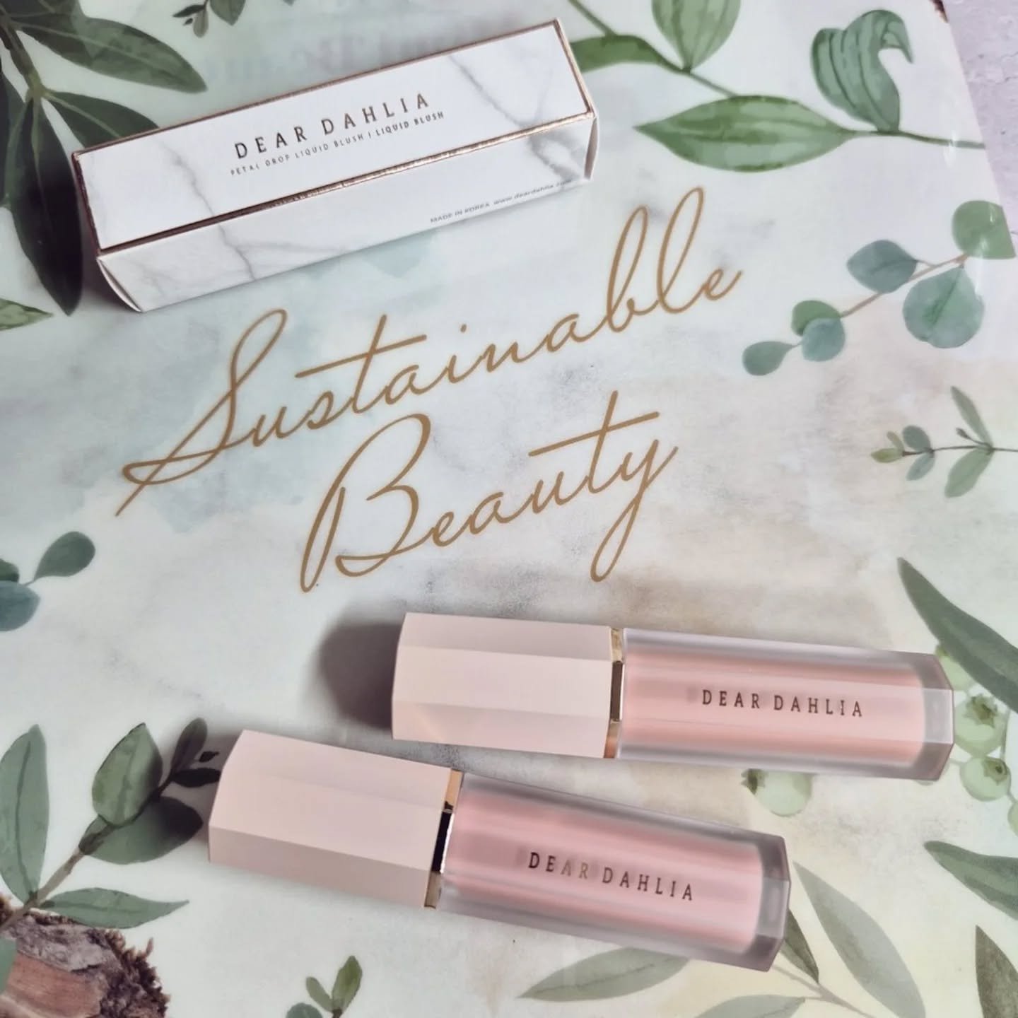 DEAR DAHLIAさまからいただきました 
#BeautyMeets 

頬に花開く血色チーク、ディアダリア「ペタルドロップ リキッドブラッシャ」
左がソフティー、右がベアリー🌼

軽いテクスチャでじゅわっとした発色、スウォッチは直塗