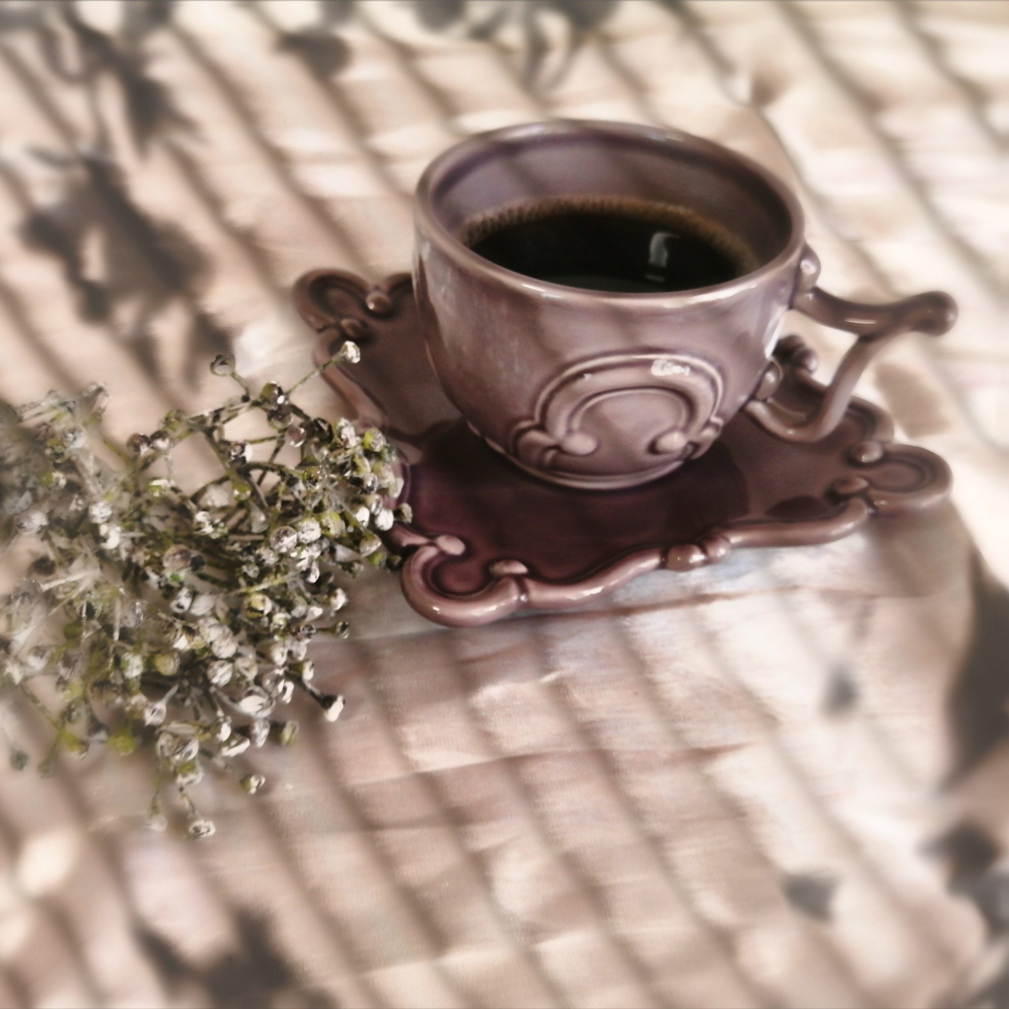 ブラックコーヒーは体にいい？
AIに聞いてみました、

ブラックコーヒーはポリフェノールによる抗酸化作用で細胞の健康をサポートし、カフェインの集中力向上や脂肪燃焼促進効果、肝機能向上、糖尿病予防の可能性など、多くの健康効果が期待できます。特