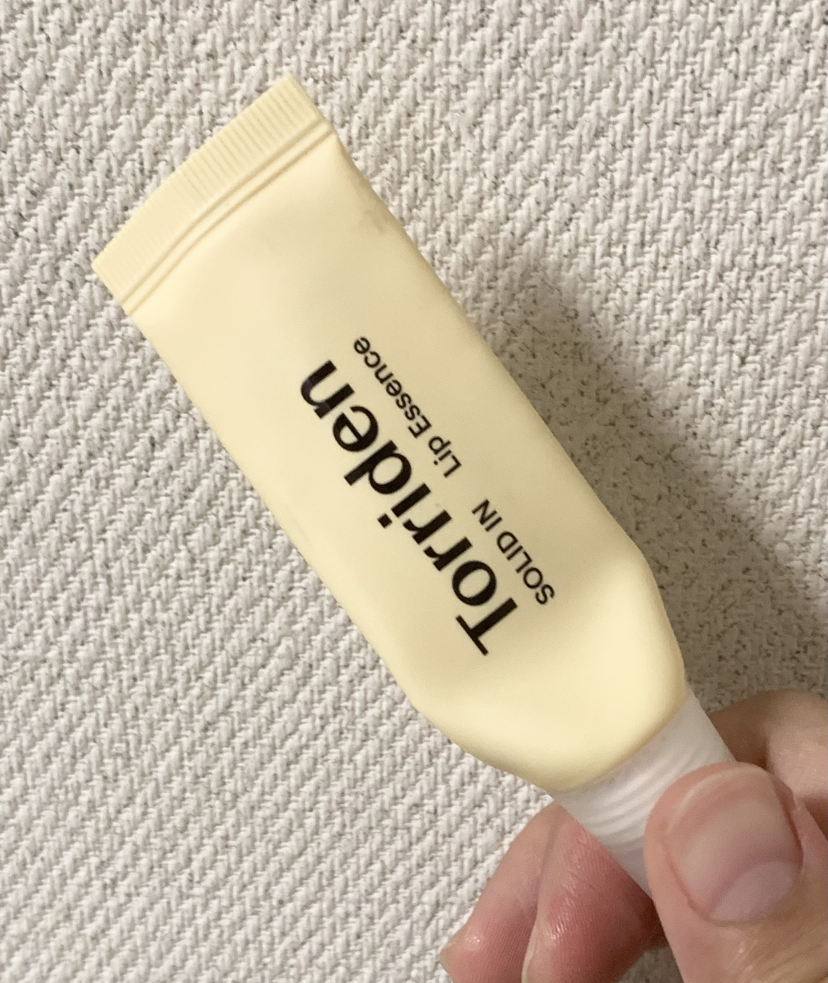 Torriden　ソリッドイン リップエッセンスです

こちらは使い切りになります


高保湿のリップ美容液で、
保湿力はしっかりあるのにベタつきがなく軽い着け心地✨
⁡
透明で香りもないので使いやすいです

⁡
日中の唇の保湿にも良いです