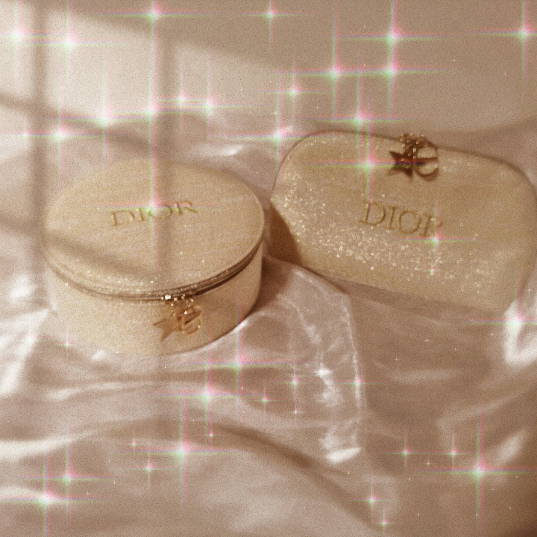 今頃になっての投稿になってしまいましたが2024年のディオール様、限定ホリデー オファー&ノベルティバニティポーチは本当に最高でした。
ショッパーもホリデーらしくゴージャスで可愛かったです。
私は公式ショップでの購入ではありませんか本物・正