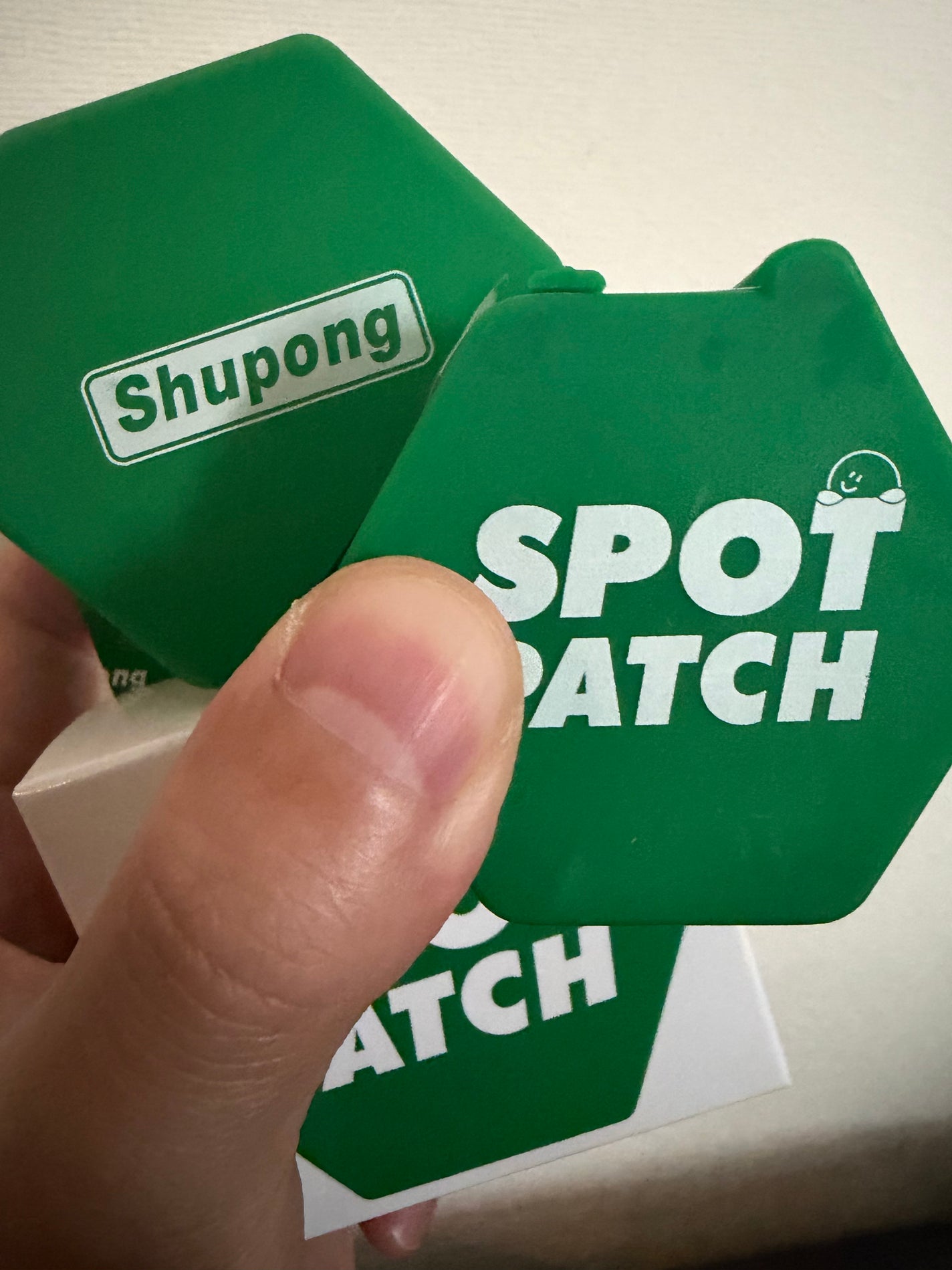 まっきー on LIPS 「肌トラブル時に重宝するロールタイプのスポットパッチ。気になる部..」(1枚目)