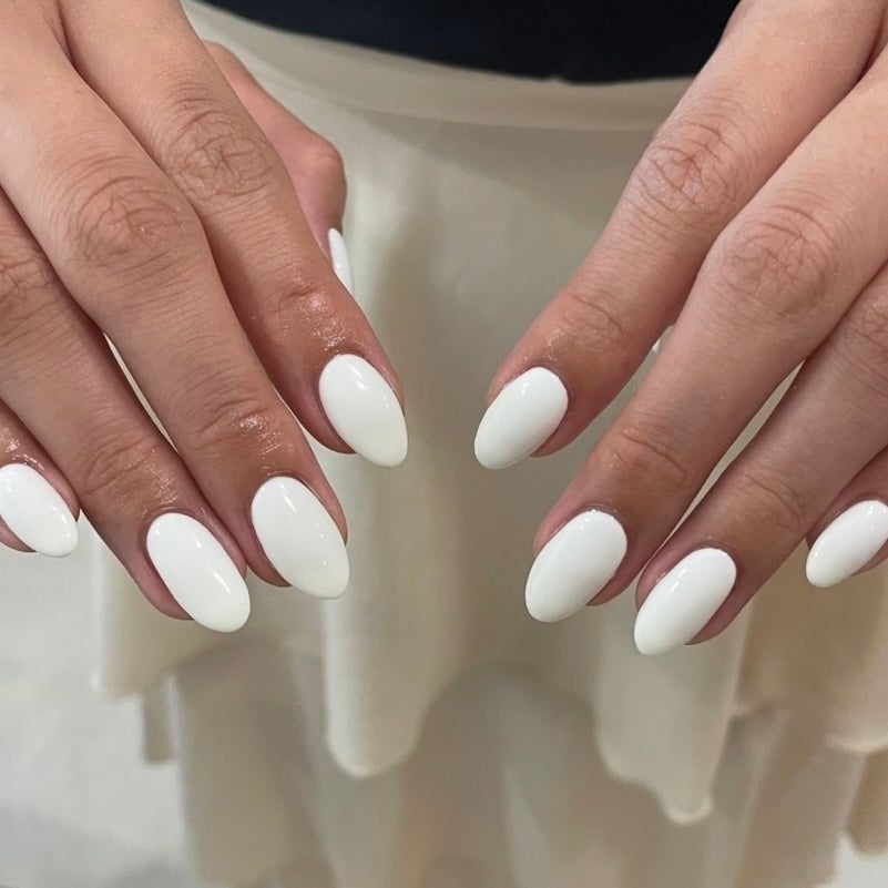 𐔌՞ . .՞ 𐦯 on LIPS 「🤍いいね、保存嬉しいです🎶#ネイル#ジェルネイル#垢抜け#ネ..」(1枚目)