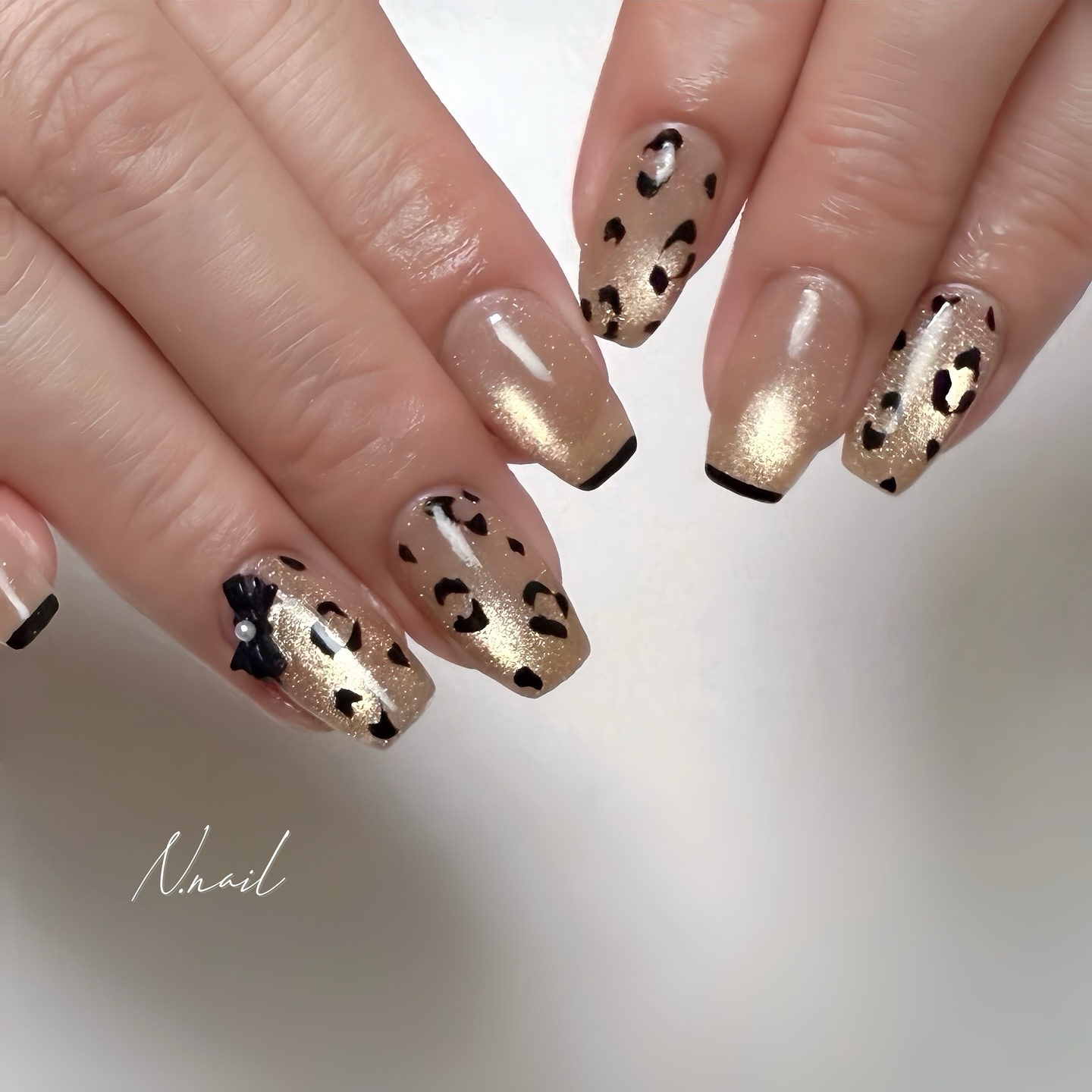 お客様ネイル🍂🐆🐆

⁡
@tominail.japan 
ゴールドマグ♡
⁡
⁡
⁡
⁡
#マグネットネイル#マグレオパ#アニマルネイル#秋ネイル#秋ネイル2025#キラキラネイル#ゴールドネイル#レオパードネイル#豹柄ネイル#リボ