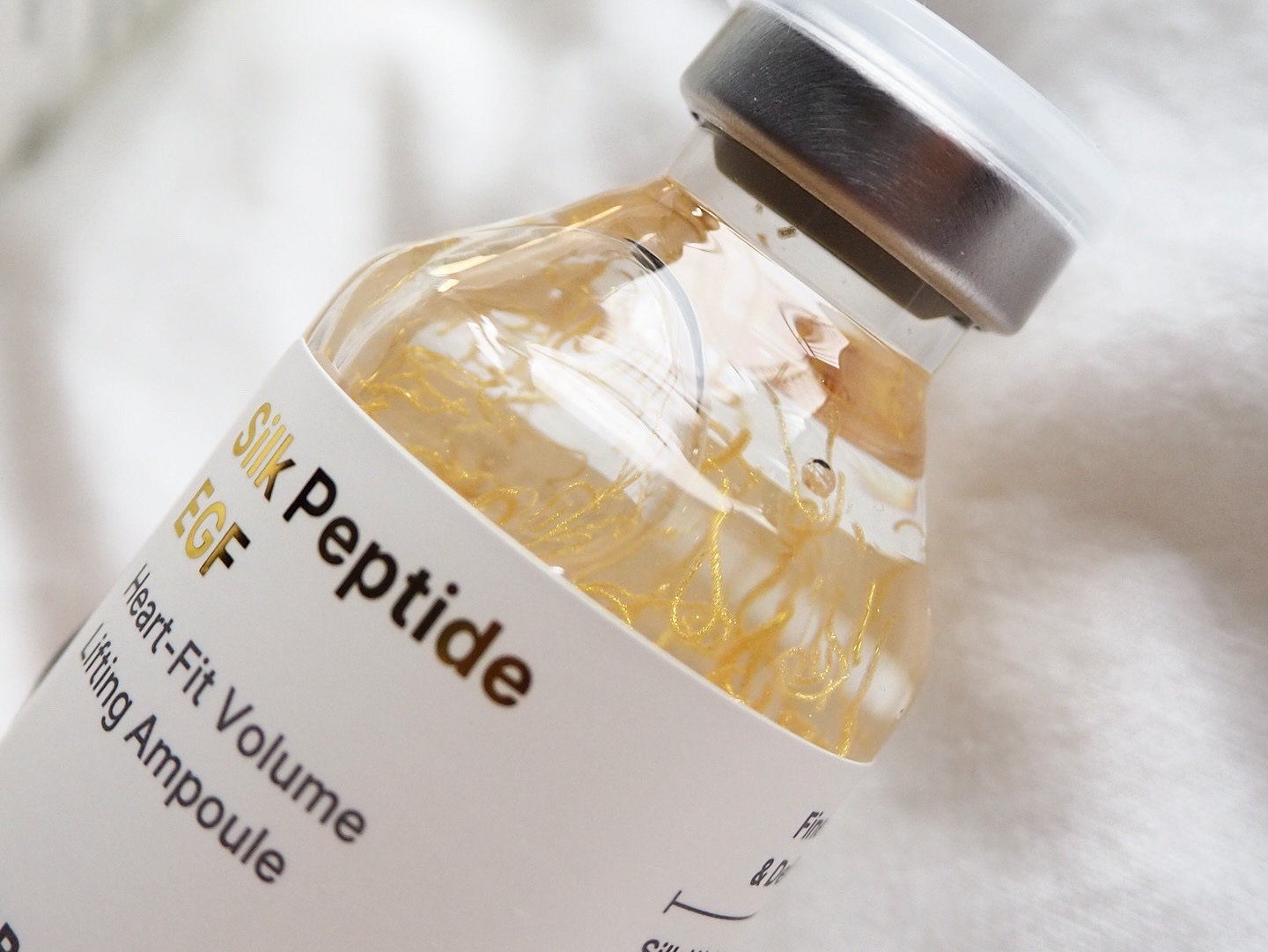 【Sung Boon Editor】

金継ぎ？！

見た目に驚く美容液。金色のコラーゲン ※1 糸＋ペプチド ※2 30種で、ふっくら弾むハリ肌へ導く！シルクをお肌に、って贅沢なイメージ。EGFをベースに、ハリケア成分を新たに追加+厳選さ