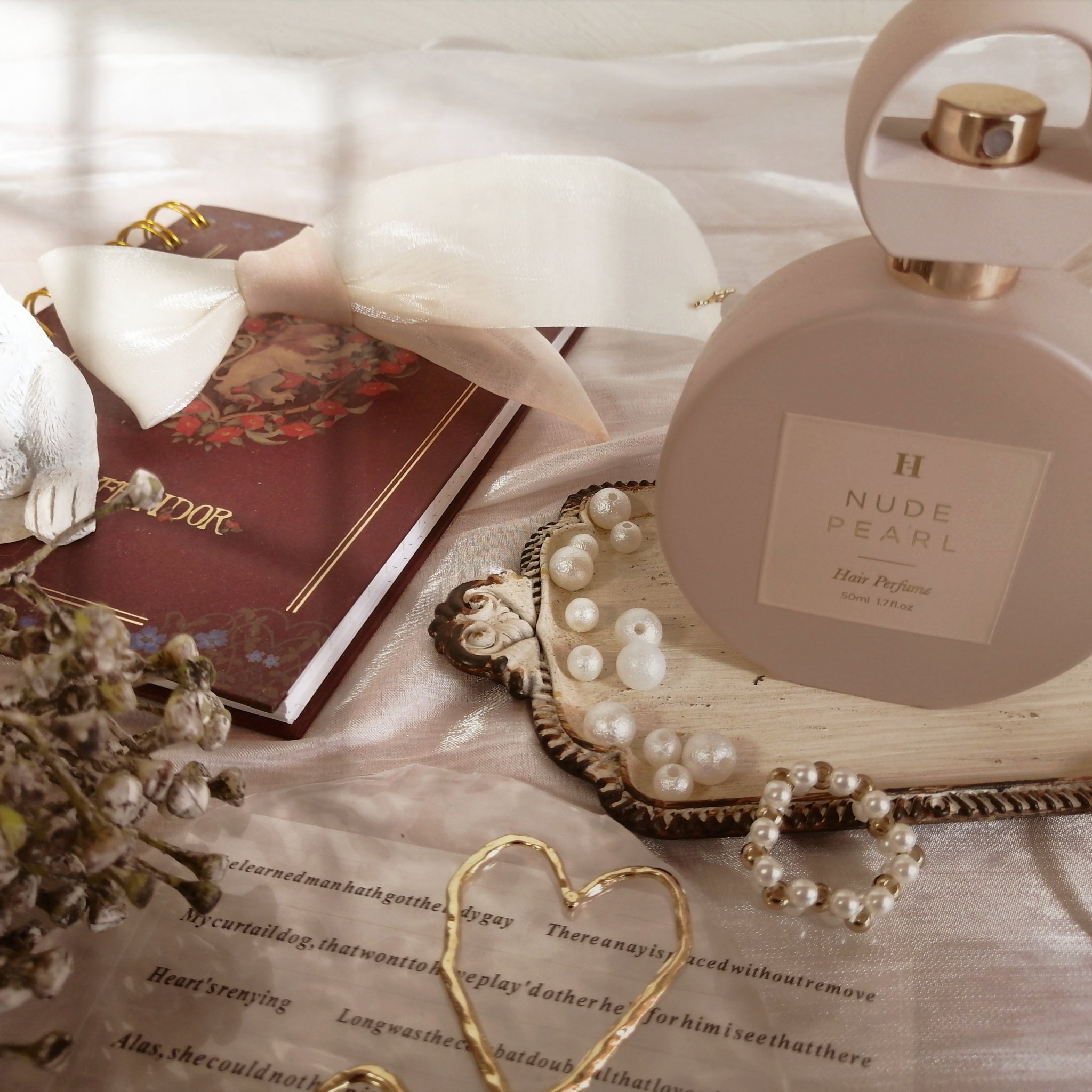 私の睡眠のお供ご紹介。

出かける時より寝香水として愛用しています。

髪　私は枕に吹きかけて使ってます笑
甘く、奥行きのある香りがふんわり香って好きです。

Her lip to BEAUTY
ヘアパフューム ヌードパール