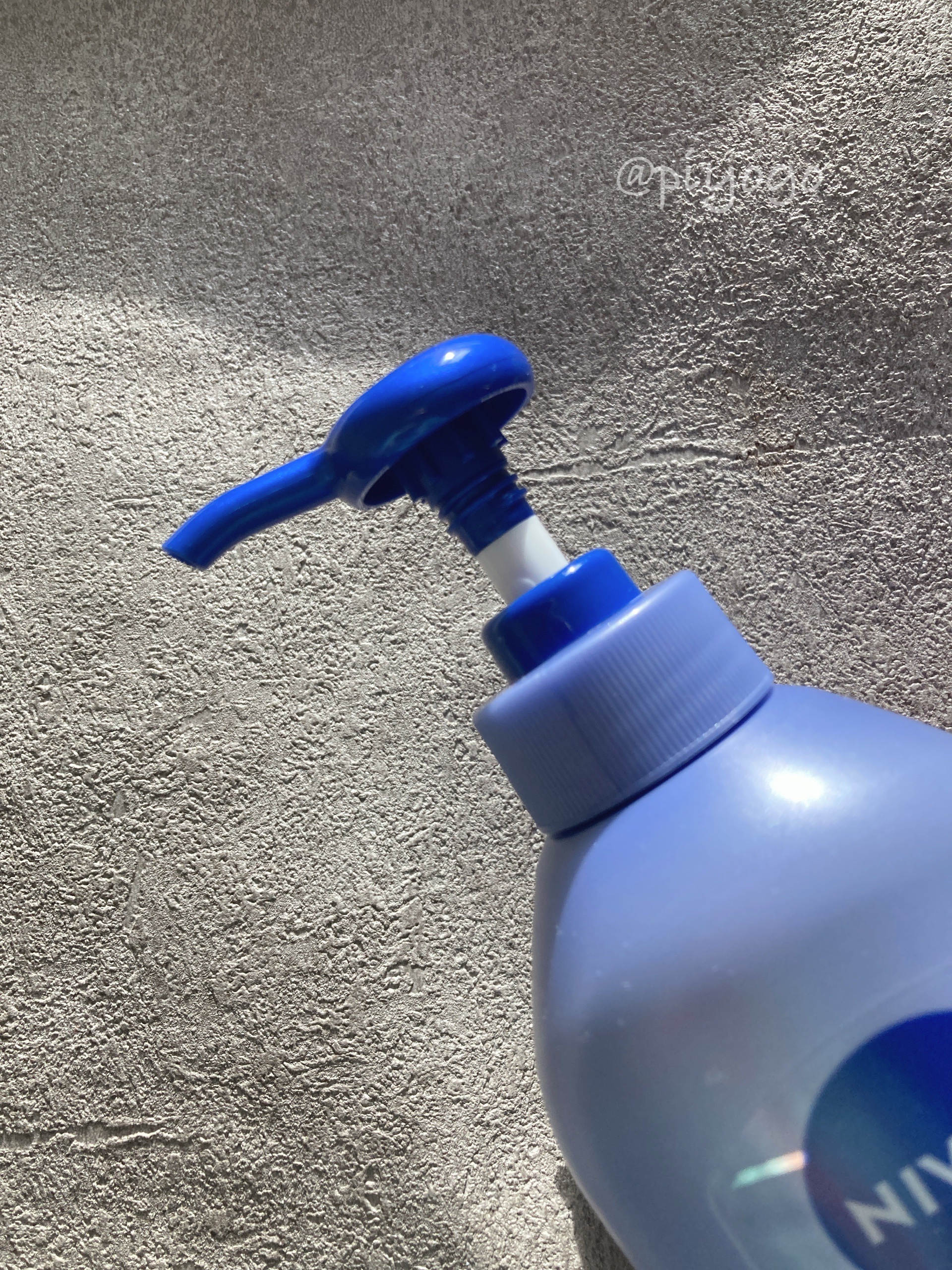 ニベア ルーセントビューティ ディープモイスチャー 浸透保湿美容液ボディミルク リッチローズの香り/ニベア/ボディミルクを使ったクチコミ（2枚目）