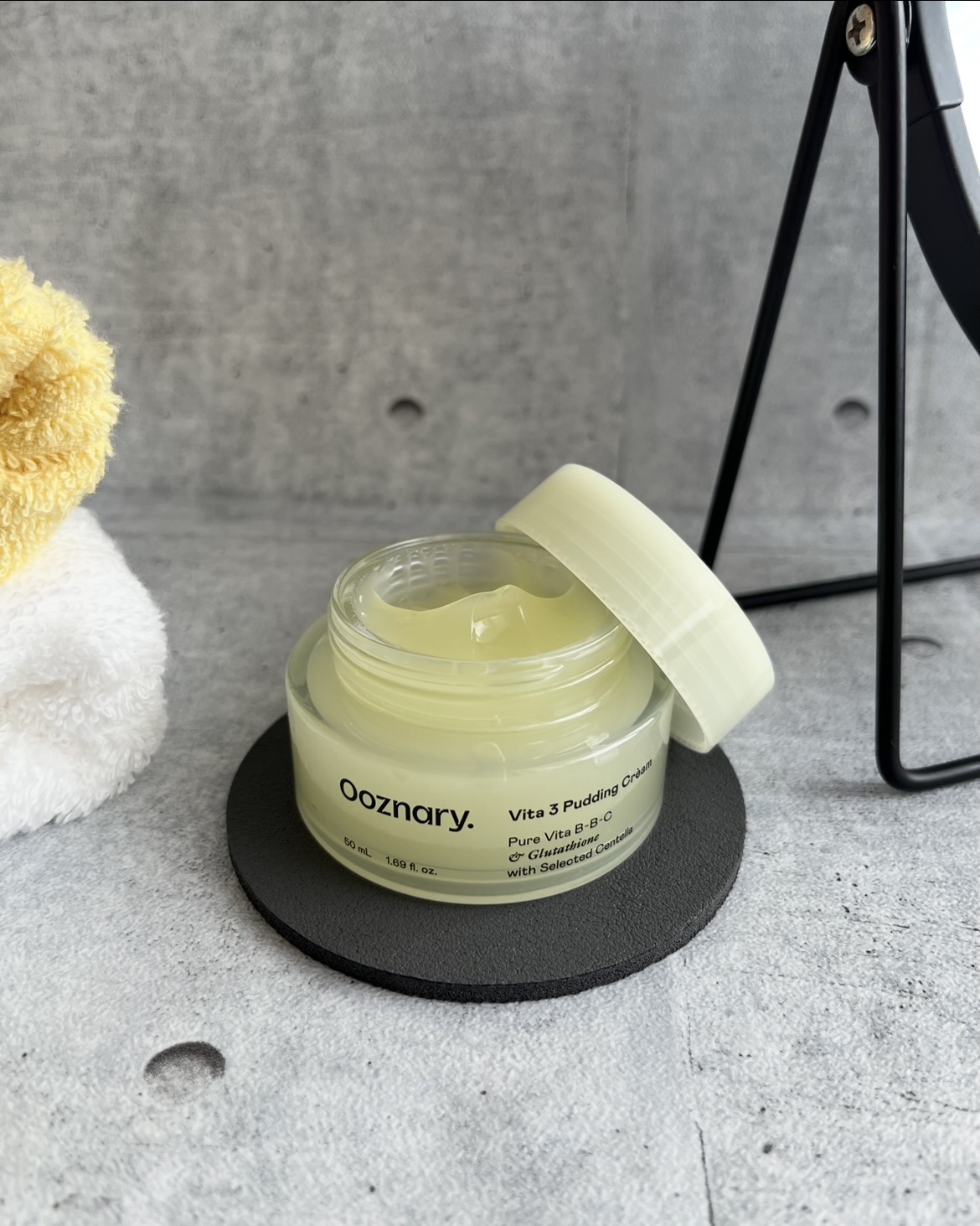 同ブランドのトナーも気に入っていますが、
こちらのクリームも自分好みの使用感だと思えました。

ベタッと重いテクスチャーのクリームは苦手なのですが
こちらはぷるんとしたテクスチャーで肌にスムーズに伸び広がり
しっとりした使用感なのにベタつき