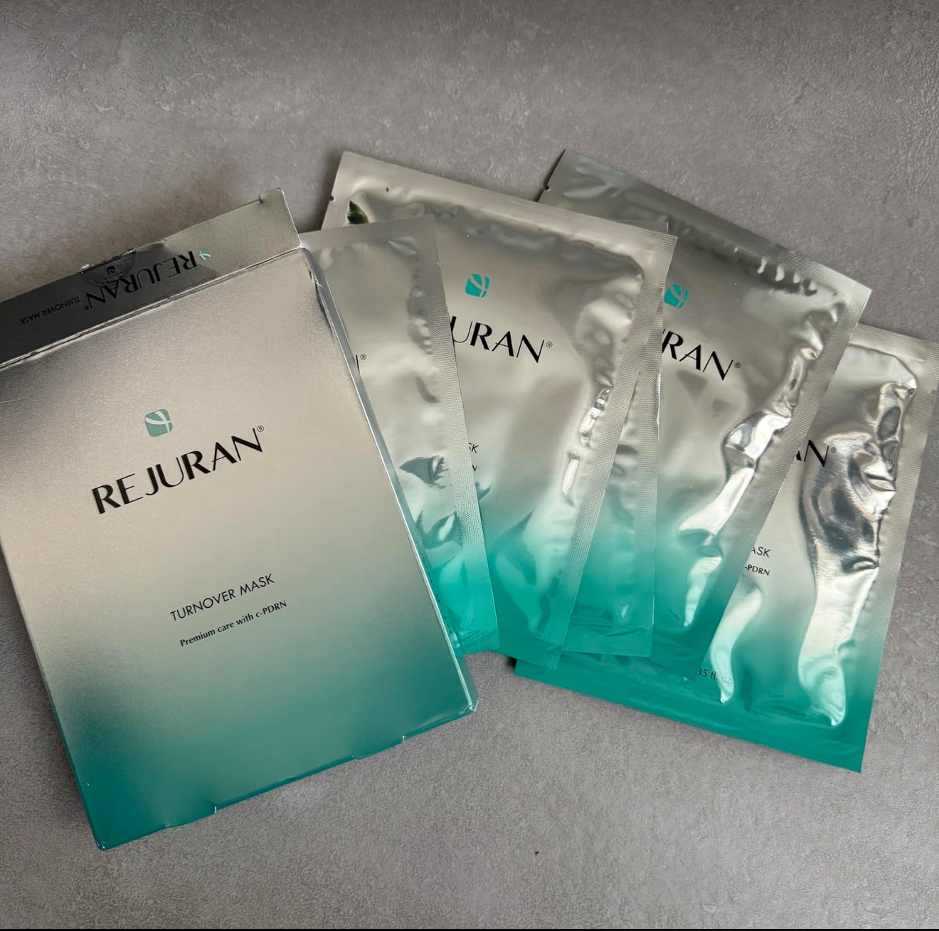 韓国で有名なリジュランのマスクということで試してみましたが、期待以上でした。
美容液がたっぷりで、厚手のシートがしっかり肌に密着。使用中はひんやりして気持ちよく、15分ほどで外すと肌がぷるぷる＆つやつやに。

翌朝のメイクノリが格段に良くな