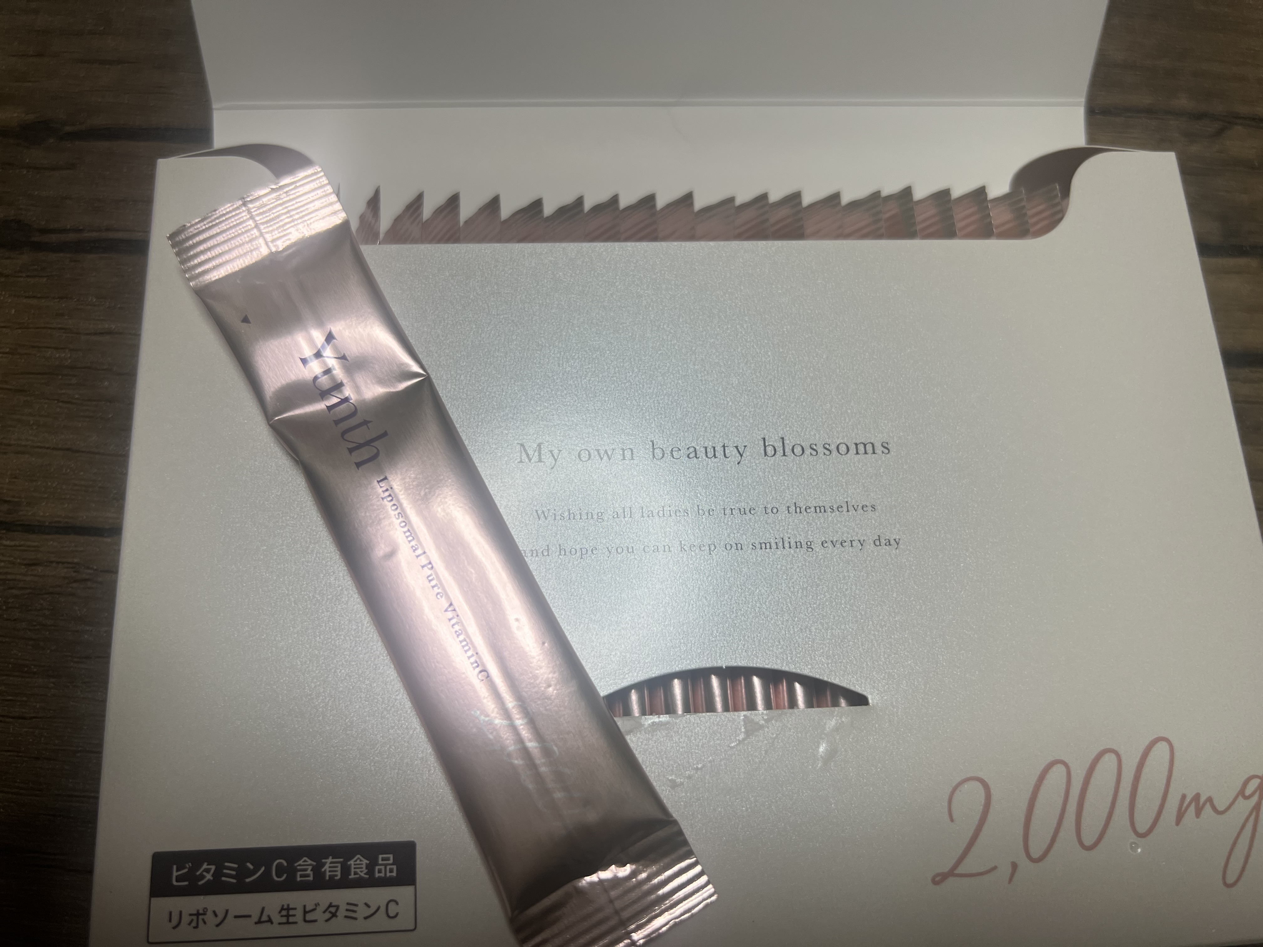 スティックタイプで扱いやすく、1包にレモン約100個分(2,000mg*1)のビタミンC配合とのことで内側から綺麗になれそうで期待…！SNSでもよく見る商品なので人気なんだろうなー！と思いながら初めての挑戦！！結構酸っぱいけど炭酸水で割って