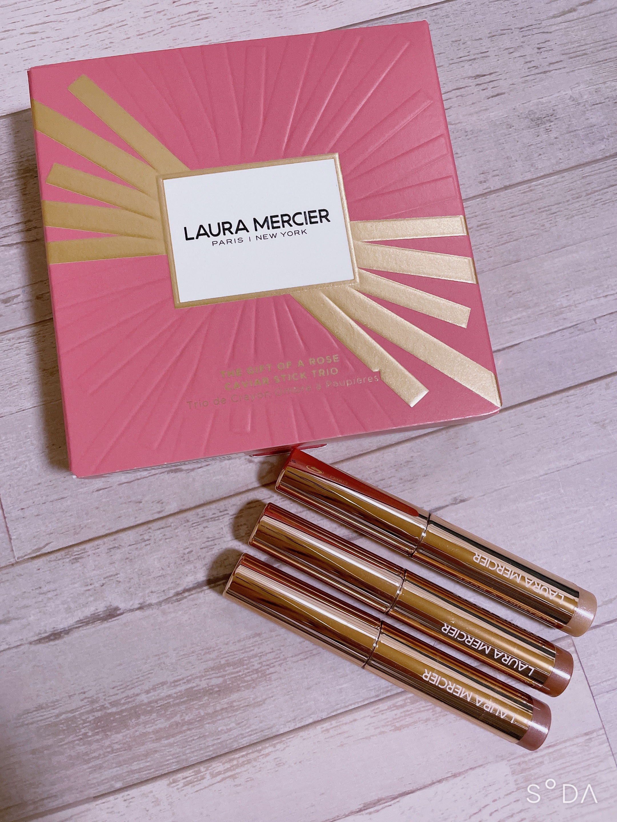 ローラメルシエ


ザ ギフト オブ ア 
ローズ キャビアスティックトリオ



ミニサイズなので、
持ち運びに便利なのが嬉しい✨


水や擦れに強く
1日中きれいが続きます💜


クリーミーで滑らかな描き心地なので、
瞼の負担もきにな