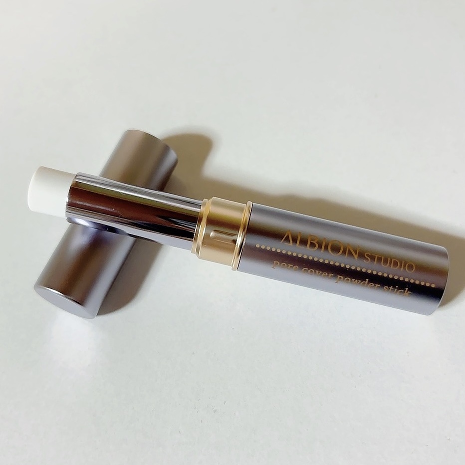 おしろいをそのまま固めたようなスティック型でサラサラしたテクスチャ。
保湿感がないので下地には潤い系を使うのがおすすめです。
肌にのせたときは結構白いけど馴染ませるとほぼ無色。
頬と鼻、おでこの気になる部分に円を描くようにくるくるとのせて、