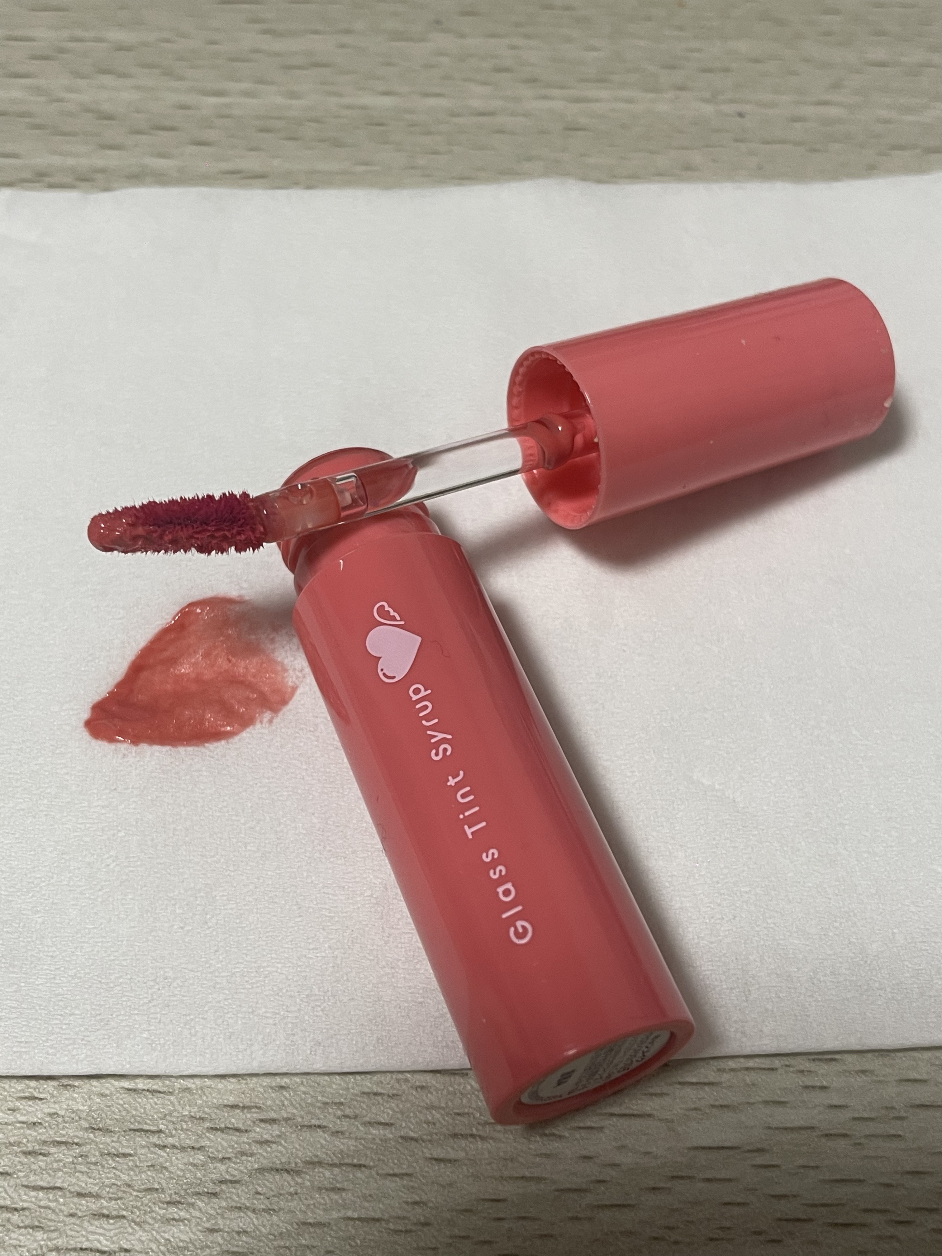 キャンメイク　グラスティントシロップ　05ライブリーピーチ

思ってたより明るくて若い色味です。
一回塗るだけだとかなり浮くのですが、よくチップで馴染ませると唇の色が元から明るいかのような仕上がりになりました。

中高生に似合うかな？と思い