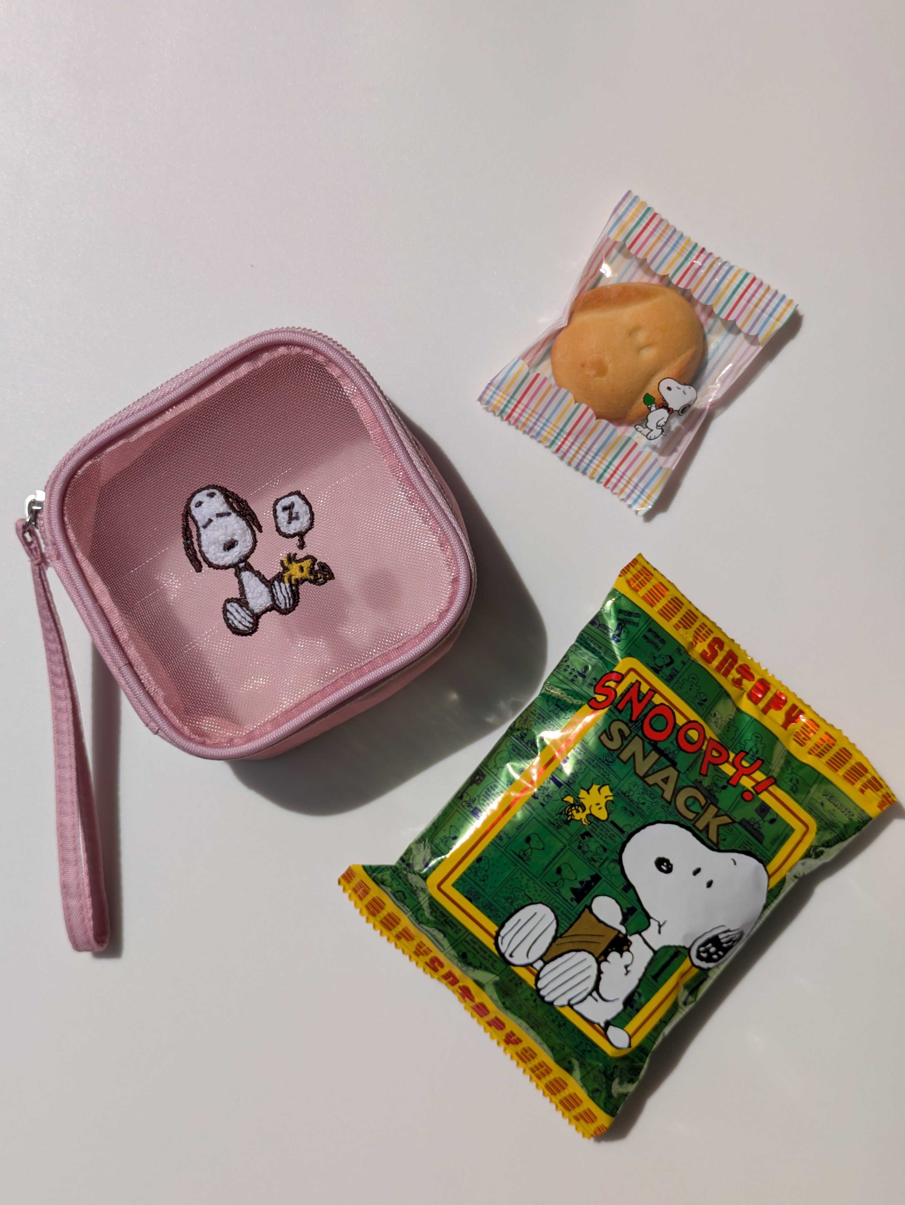 愛嬌たっぷり♡♡

𝐏𝐄𝐀𝐍𝐔𝐓𝐒人気キャラクター

𝐒𝐍𝐎𝐎𝐏𝐘

カルディコーヒーファーム限定品𓈒𖠚ᐝ

メッシュスクエアポーチの中には、クッキーとスナックの𝟐種類入り🍪　

ちなみに…お菓子は秒で食べ