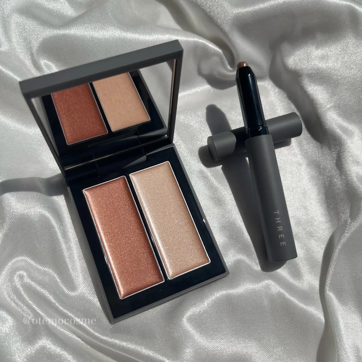 THREEさまからいただきました
シマリンググローデュオRは発売以来16年ぶりにリニューアル！艶感が綺麗で肌をワンランク上に仕上げてくれる。
ディメンショナルシェイディングワンドは血色感ある影色でくすみにくい😳これ使った日にりある痩せた？