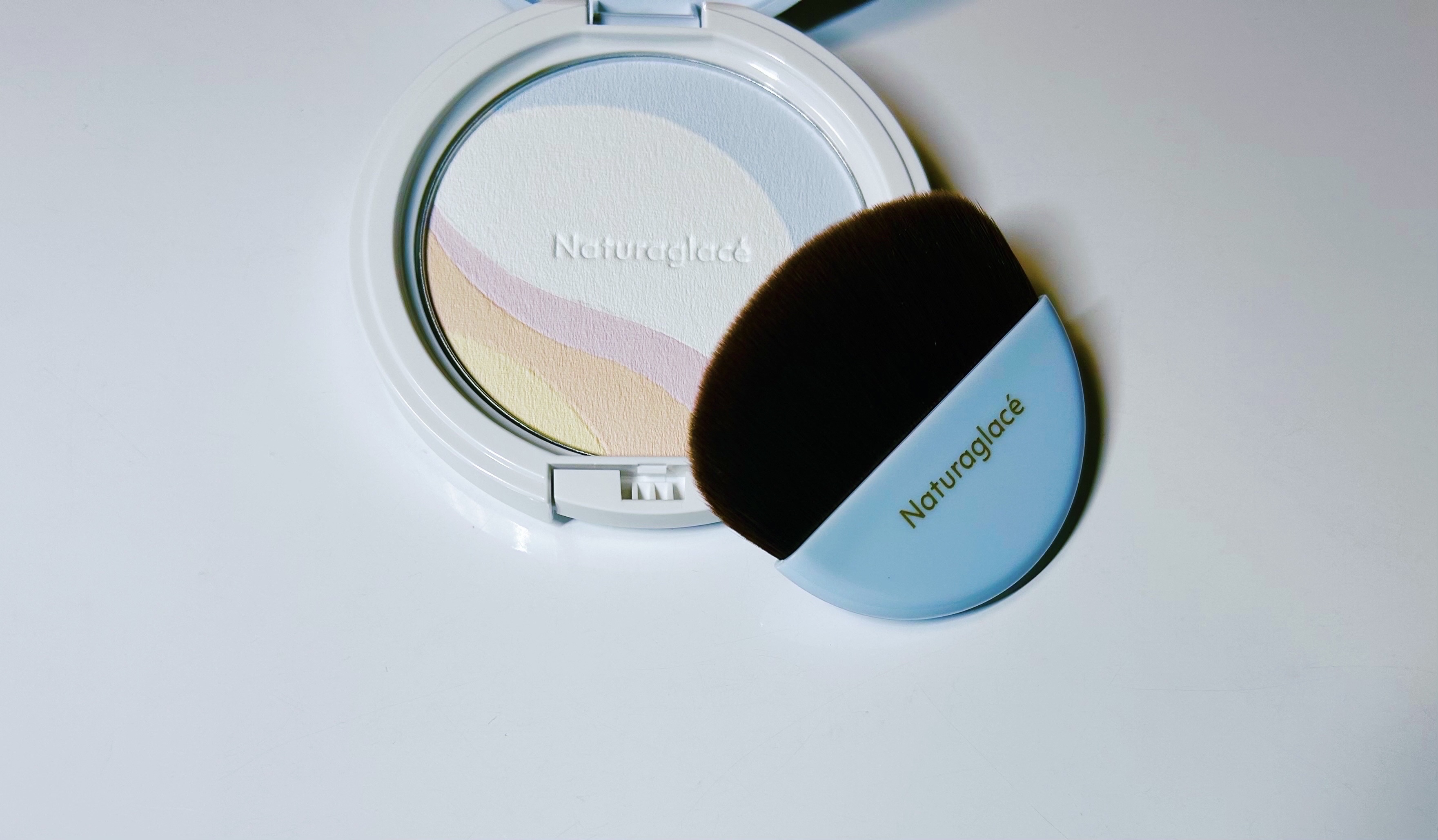 ナチュラグラッセ
スキンケアシールド プレストパウダー
9g　ブラシ付き
4,620円（税込）

楽天の公式通販で見た目に惹かれ購入しました。

24時間使用できて、そのまま寝てもOKなスキンケアパウダーです。
ベースメイクの仕上げとしては