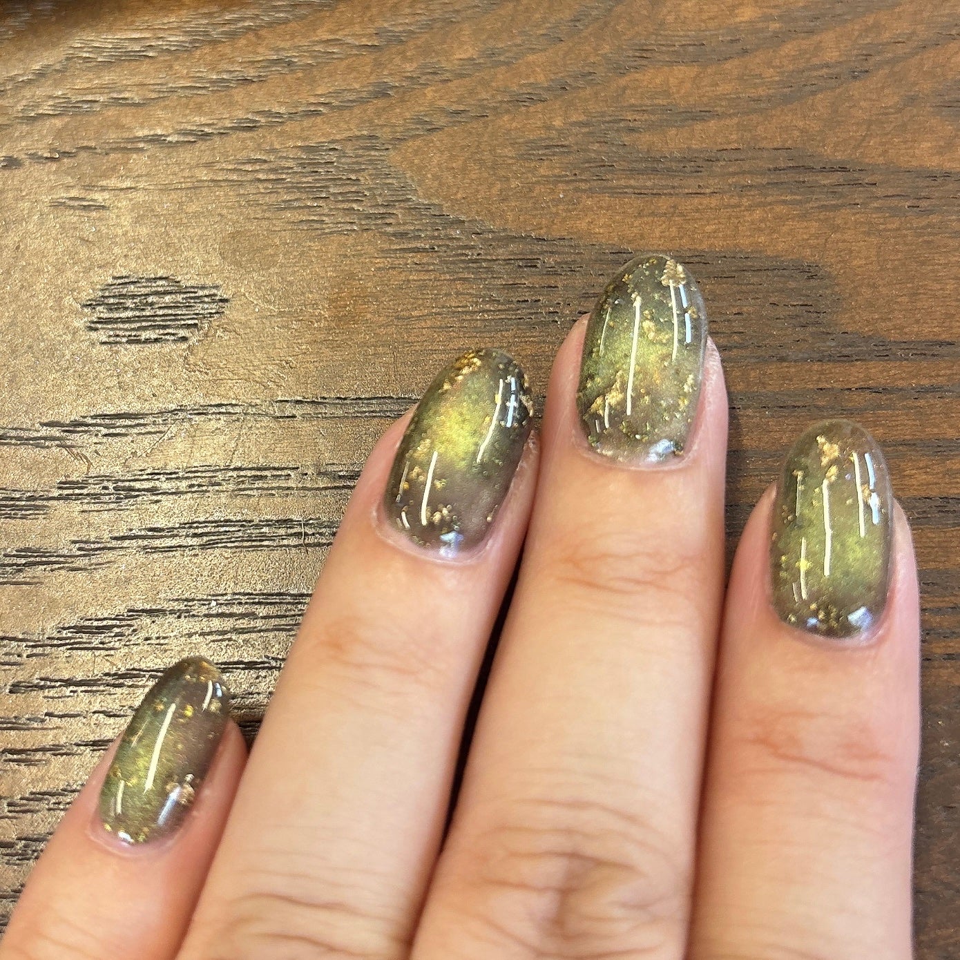 ☆Uki☆ on LIPS 「秋ネイルグリーンメインだけど角度によってオレンジ#ネイル#マグ..」(2枚目)