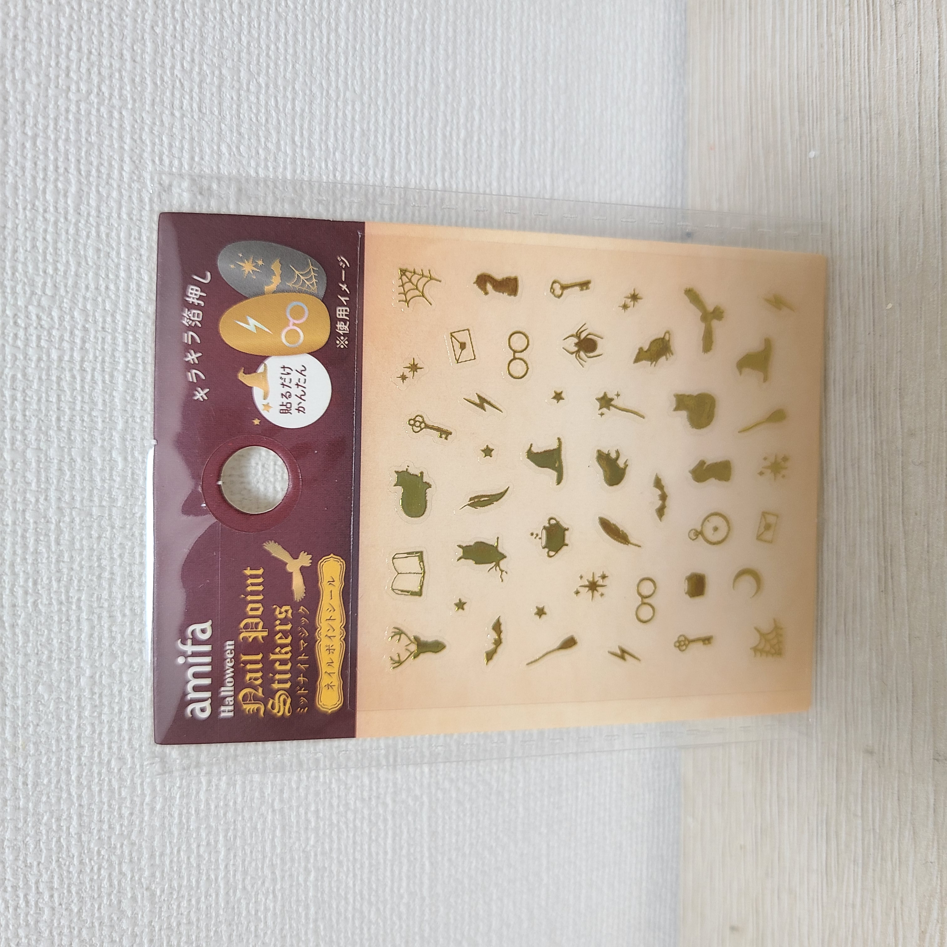 セリアのハロウィンっぽなと思って買ったネイルシールです。
ミッドナイトマジックと書いてあります。
全部金色なので、どのカラーにもあいそうで使いやすそうです。