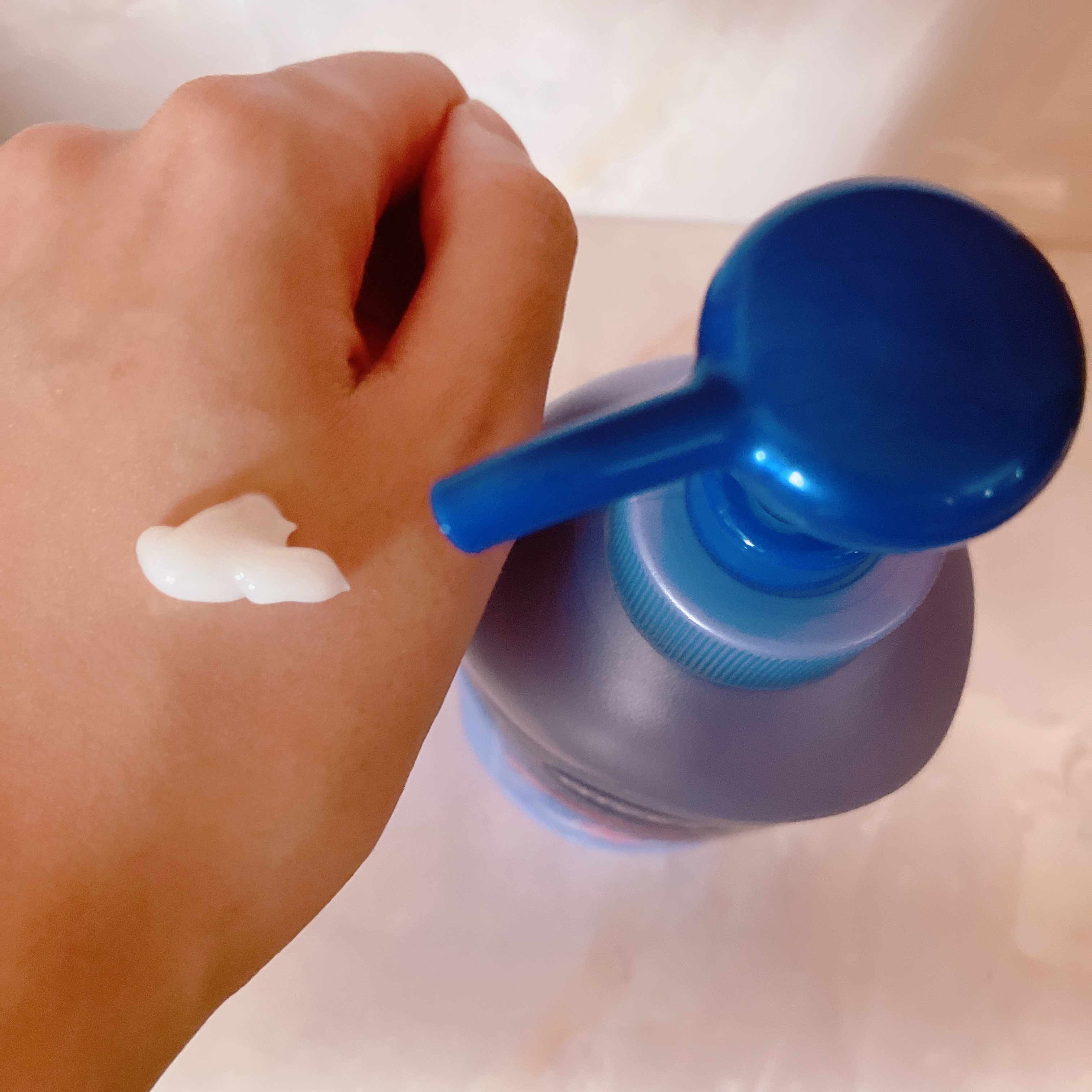 ニベア ルーセントビューティ ディープモイスチャー 浸透保湿美容液ボディミルク リッチローズの香り/ニベア/ボディミルクを使ったクチコミ（2枚目）