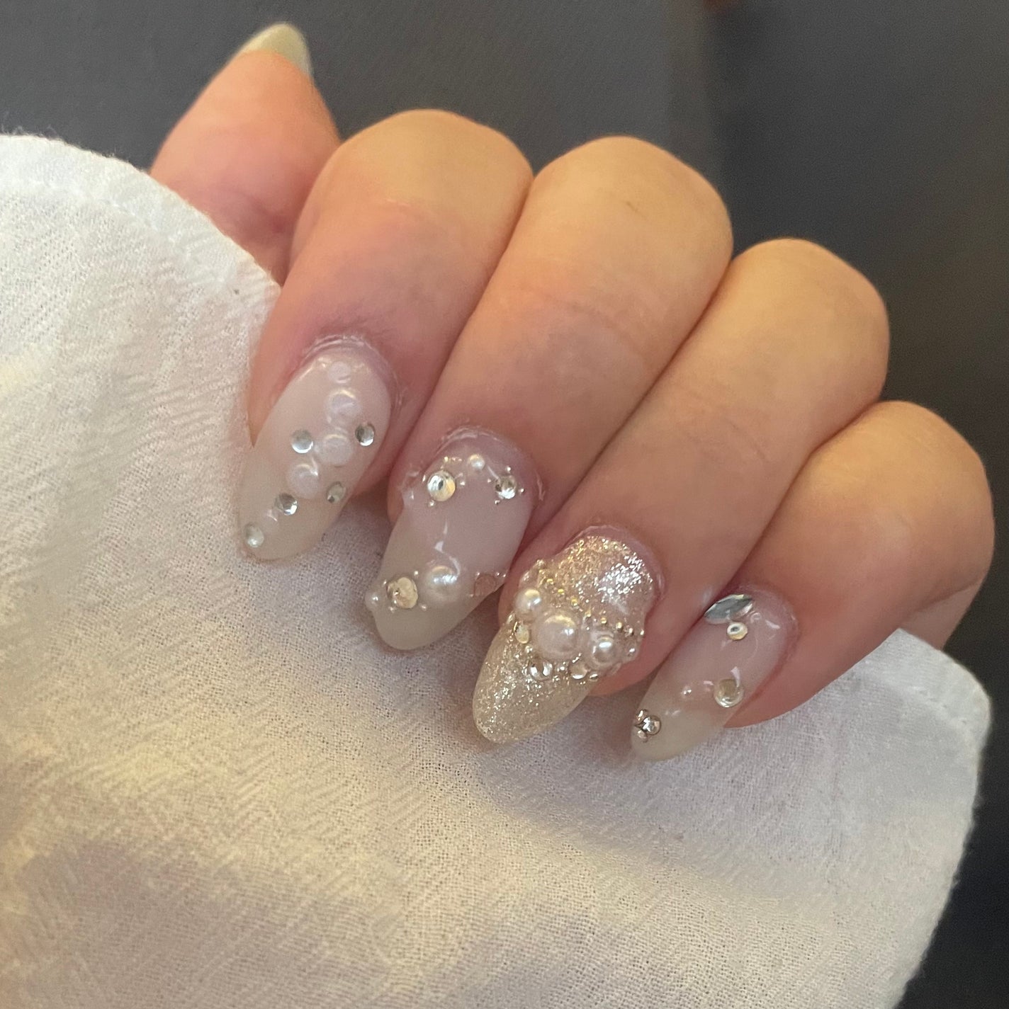 𐔌՞ . .՞ 𐦯 on LIPS 「🤍いいね、保存嬉しいです🎶#ネイル#ジェルネイル#垢抜け#ネ..」(1枚目)