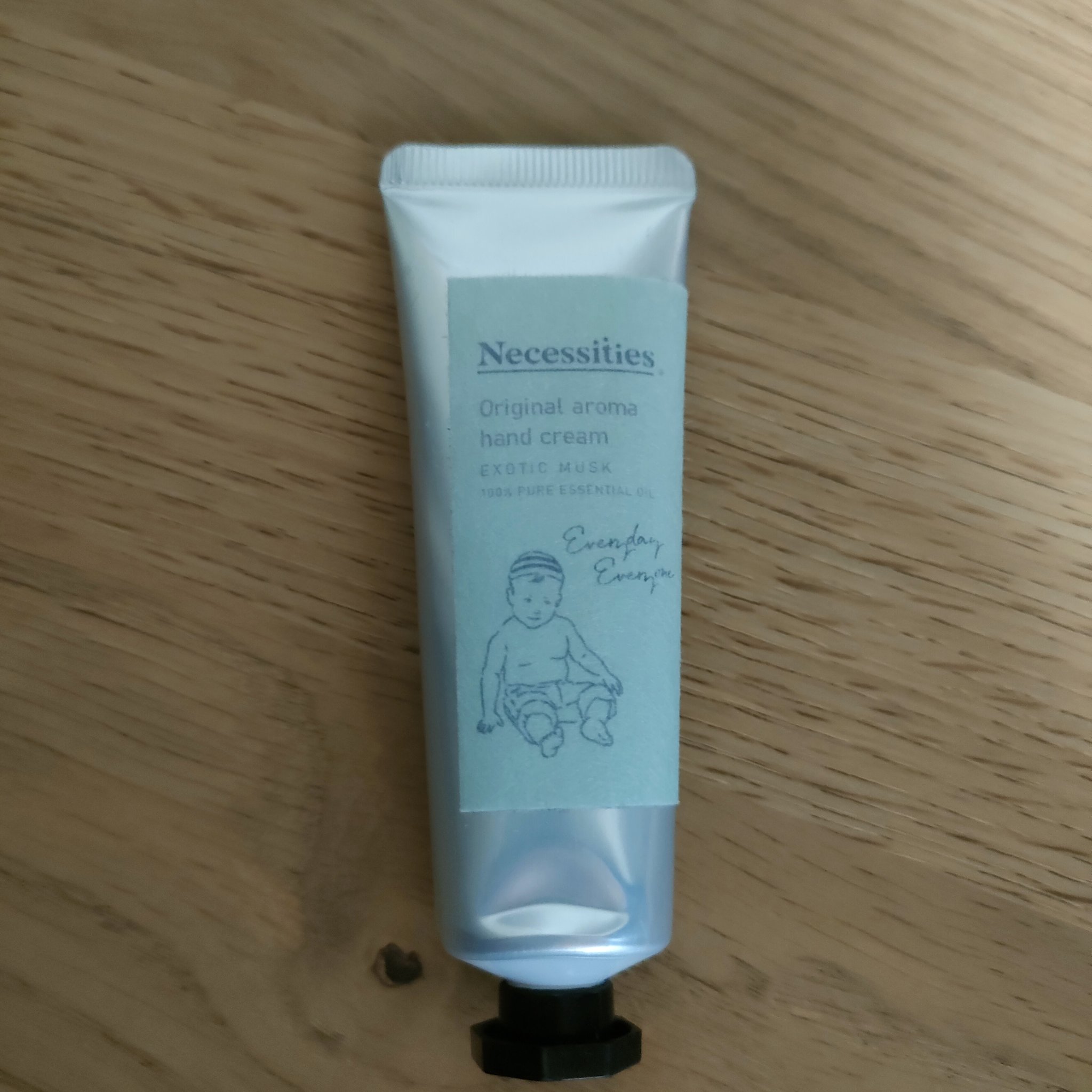 📎香りで癒されるご褒美ケア｜Necessities アロマハンドクリーム

手に伸ばした瞬間ふわっと広がる天然アロマの香りが最高に心地いい…🌿
保湿力はしっかりあるのにベタつかず、すぐに作業できる軽やかさも◎
まるでハンドケアしながらリ