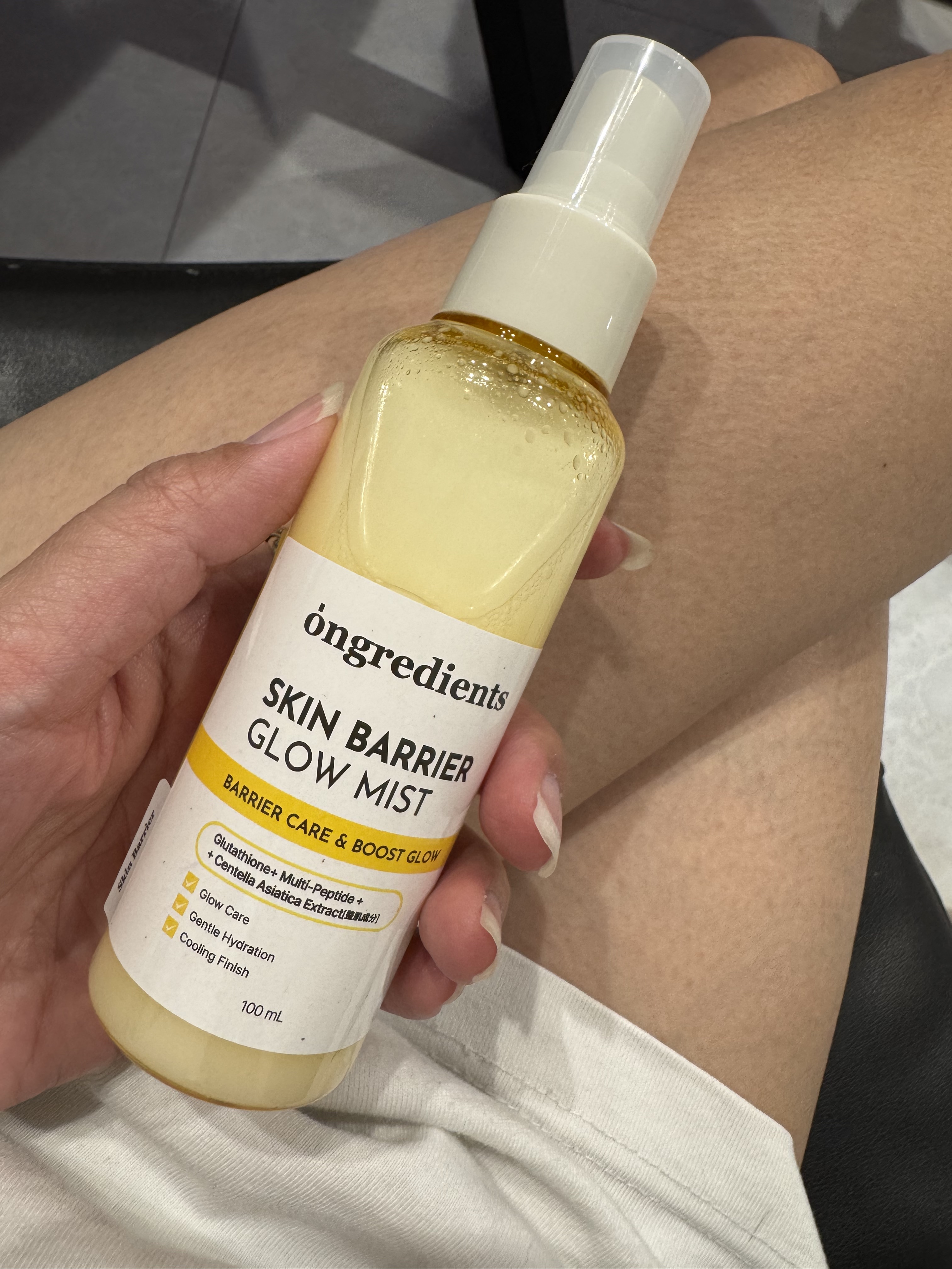 スキンバリアグローミスト

水分層とローション層を9:1で配合。
最適な油分、水分バランスを実現されてるの。
メイク前後の密着ケアにほんとおすすめ！

気になる部分にしゅっとするだけ！

あたしは、乾燥とか気になる時にしゅっとかけて、身体に