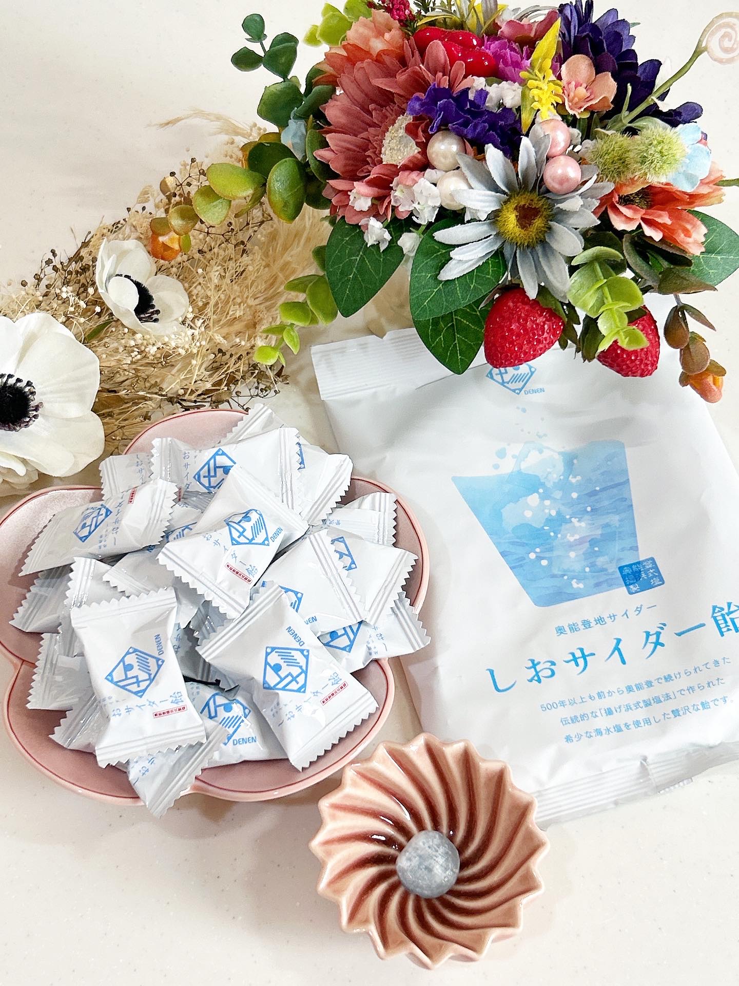 暑い日が続いてるよね😭

私は熱中症対策としてこまめな水分補給や飴で塩分摂ってるよ🥰

しおサイダー飴は、石川県 奥能登の伝統製塩法「揚げ浜式製塩法」で作られた希少な海水塩「DENEN」を使用しているのだそう❤️

人気ドリンク「しおサ