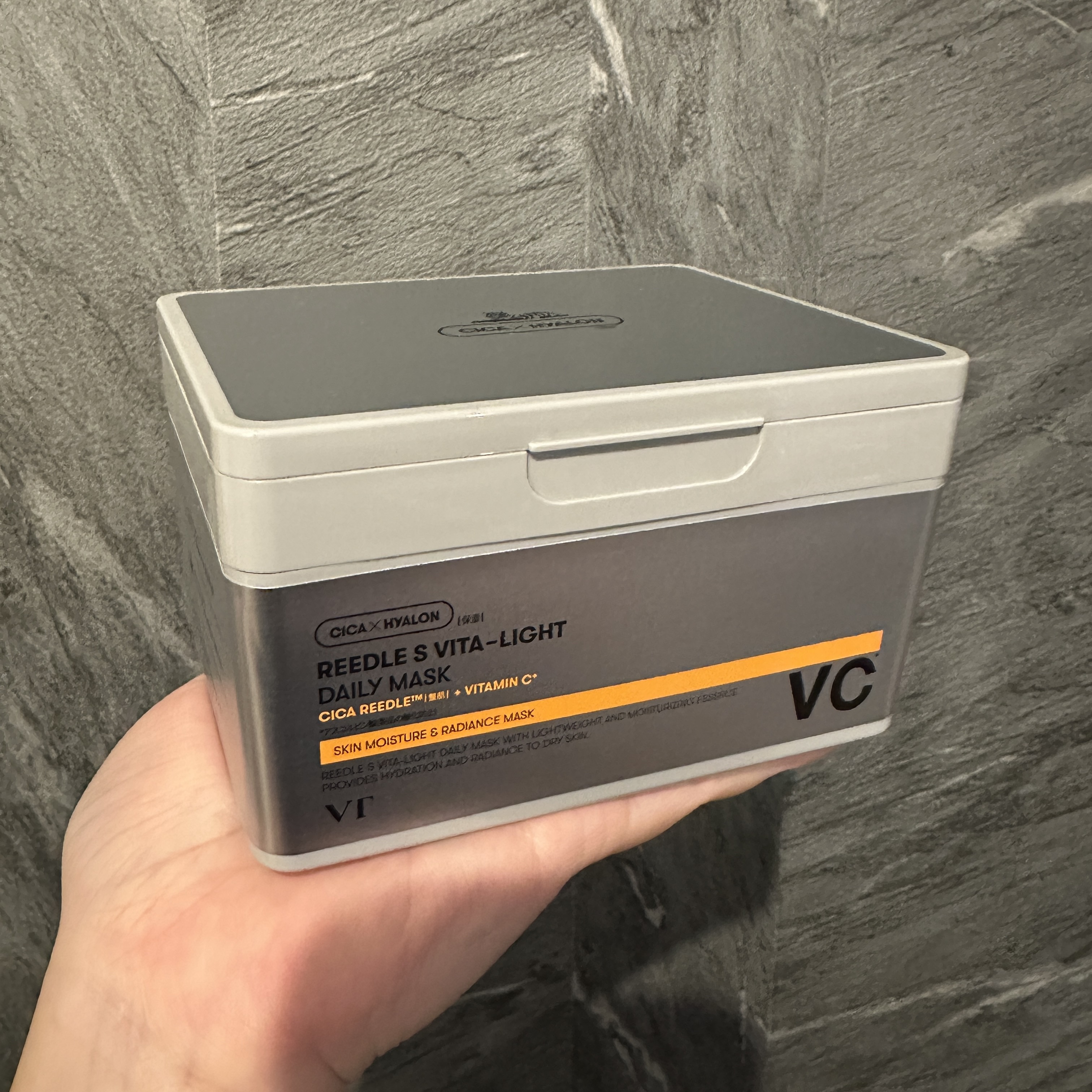 先日クライオアイスマスク使い切りしたので
新たに開けたのはこちら✨

VT リードルS ビタライトデイリーマスク

さっぱりうるおう感じで好き💕
ピリピリ感は特に感じていません🙇‍♀️
(個人差あり)

#夏バテ肌レスキュー 