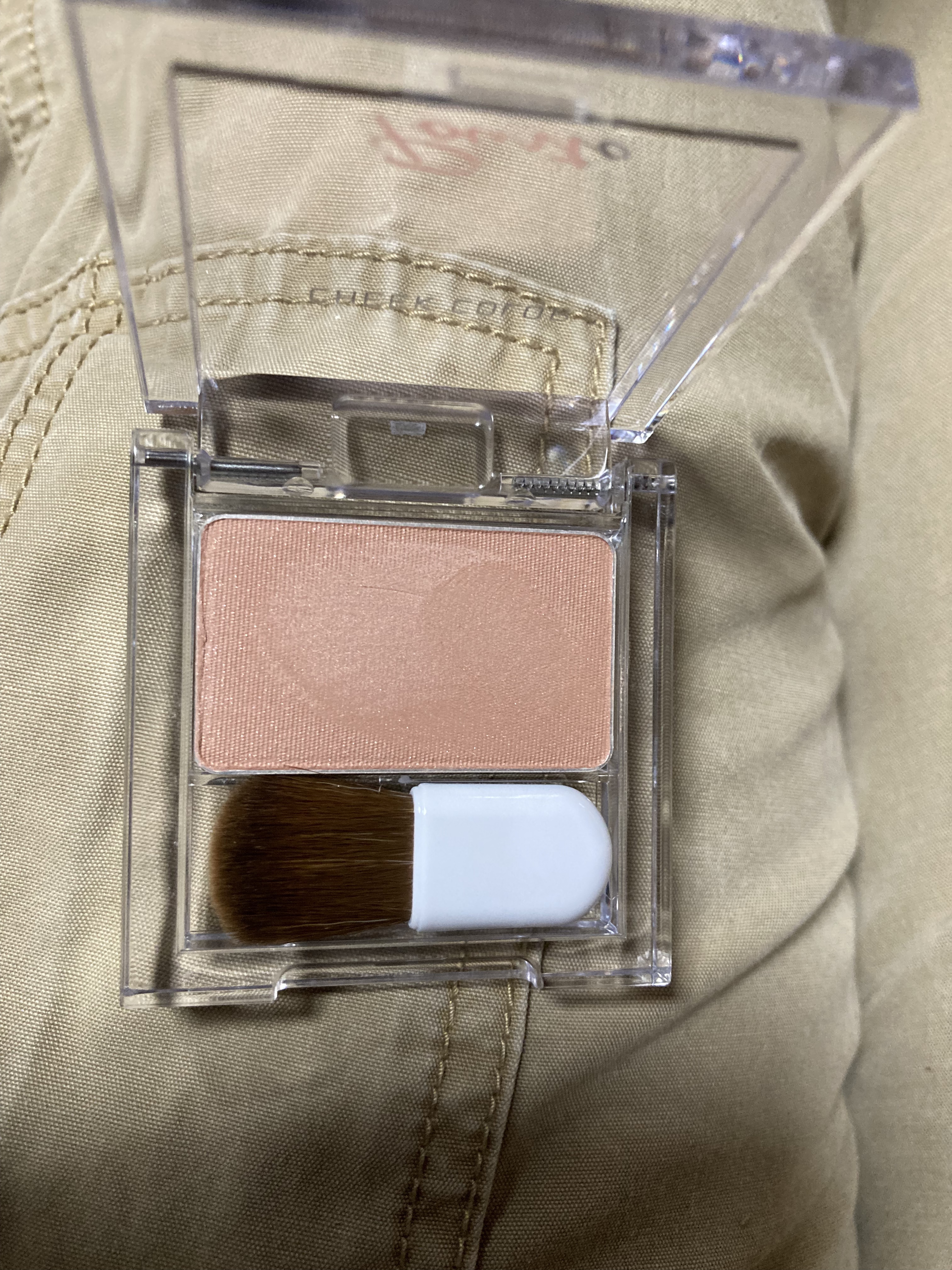 【使った商品】ポルトA　　チークカラー5

【商品の特徴】薄づきでもちゃんと肌に残るし粉とび少ない

【使用感】★★★★★

【良いところ】薄づきで色もなかなかない色だし、使いやすい。

【イマイチなところ】販売店が少ない

