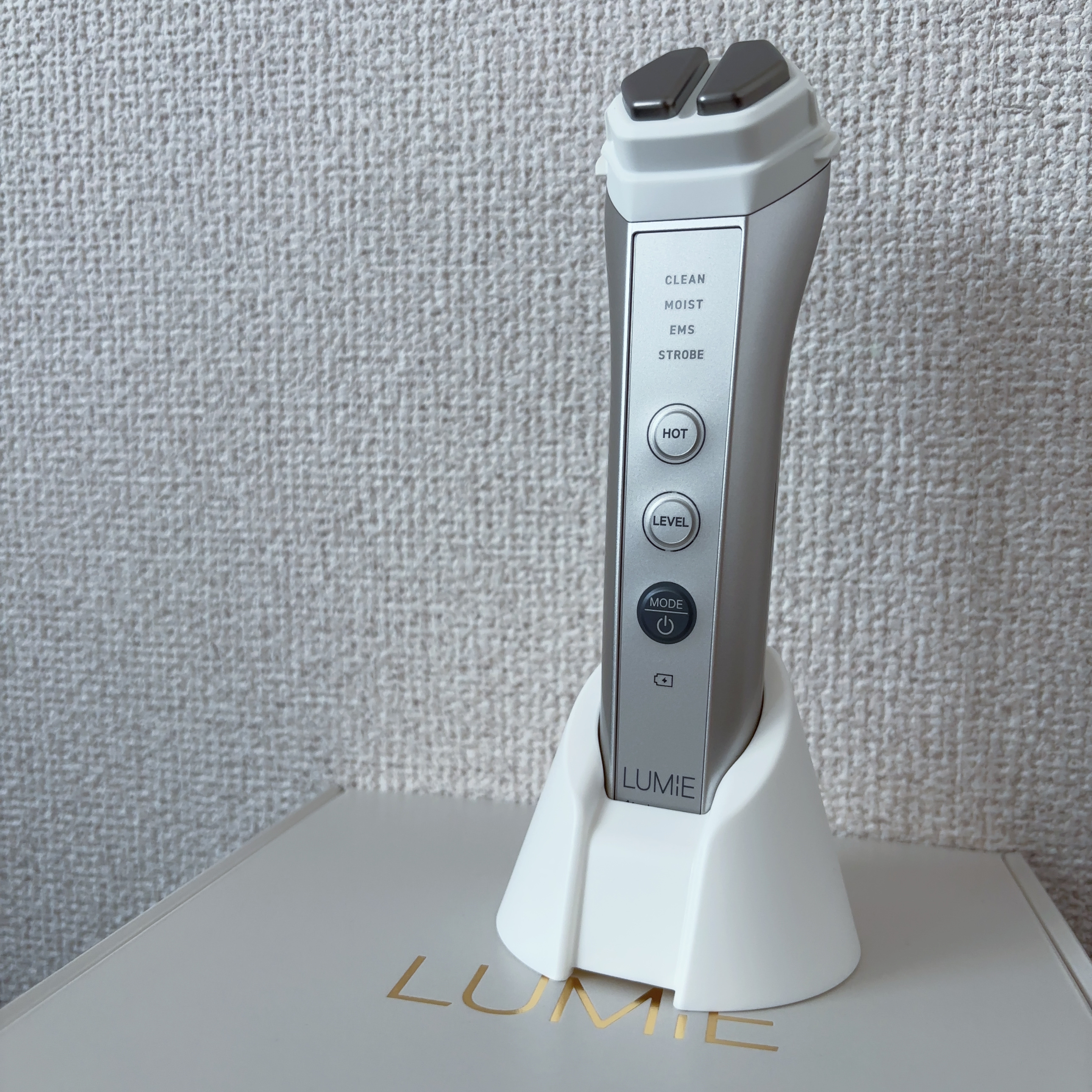 「ナリス化粧品」さまから商品提供をいただきました。


エステティック級のケアが毎日できる😍✨

▪️ナリス ルミエ
▪️ルクエ コンク

ルクエ コンクを染み込ませたコットンをつけてクリーンモードでスーッと滑らせていくと、メイクを落とし