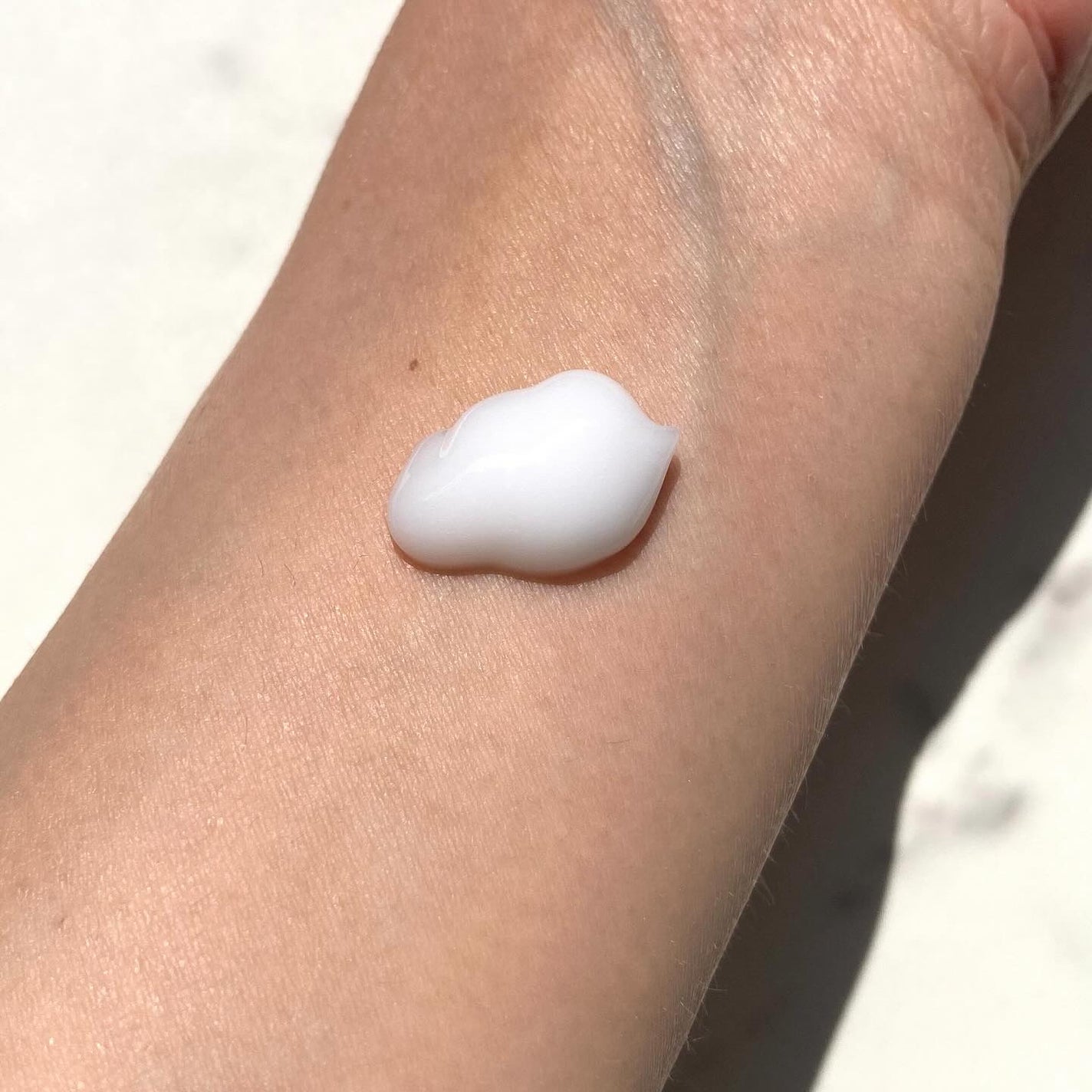 ニベア ルーセントビューティ ディープモイスチャー 浸透保湿美容液ボディミルク リッチローズの香り/ニベア/ボディミルクを使ったクチコミ(2枚目)