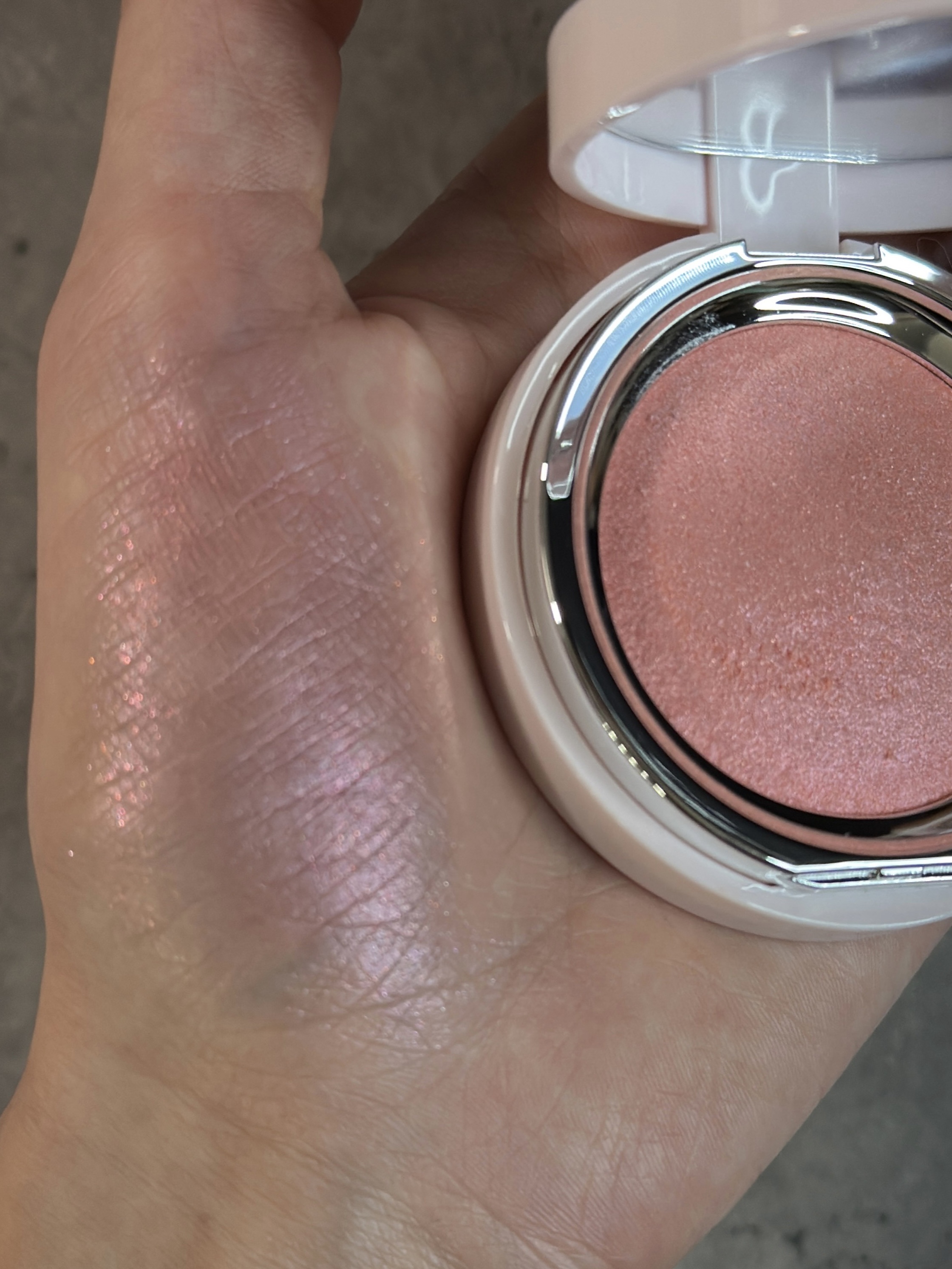 使いやすいピンクレッドハイライト✨espoirの新作！しっとり質感でラメも繊細！

想像以上に使いやすいハイライトです○
#韓国コスメ 