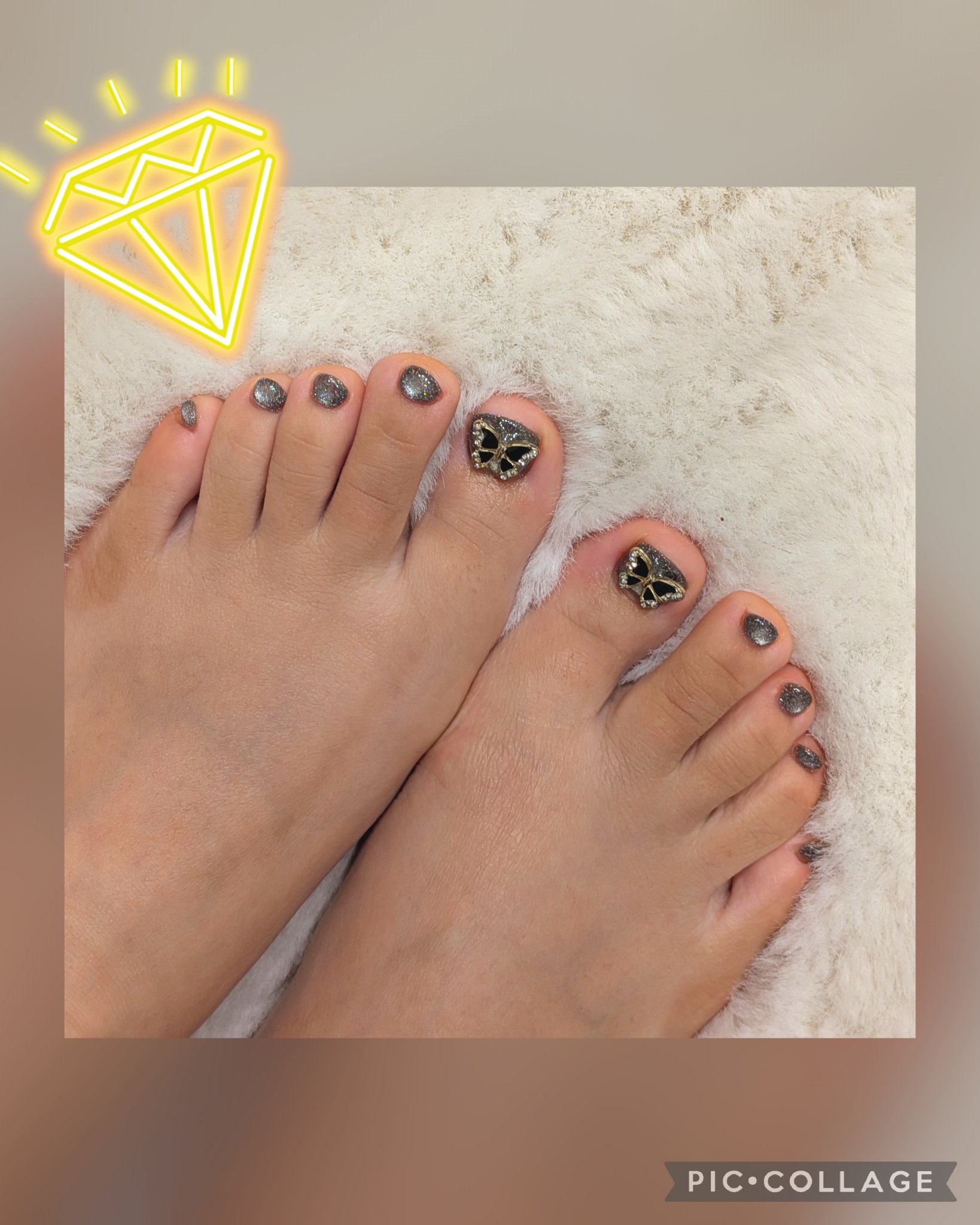 💎NEWネイル💎

毎回恒例になっていますが、今回も好きなアイドルグループの推しのメンバーカラーを意識してブラックにしました🖤

親指には蝶々のパーツを付けました✨️✨️

フラッシュとマグネットがミックスされてるのでキラキラして可愛