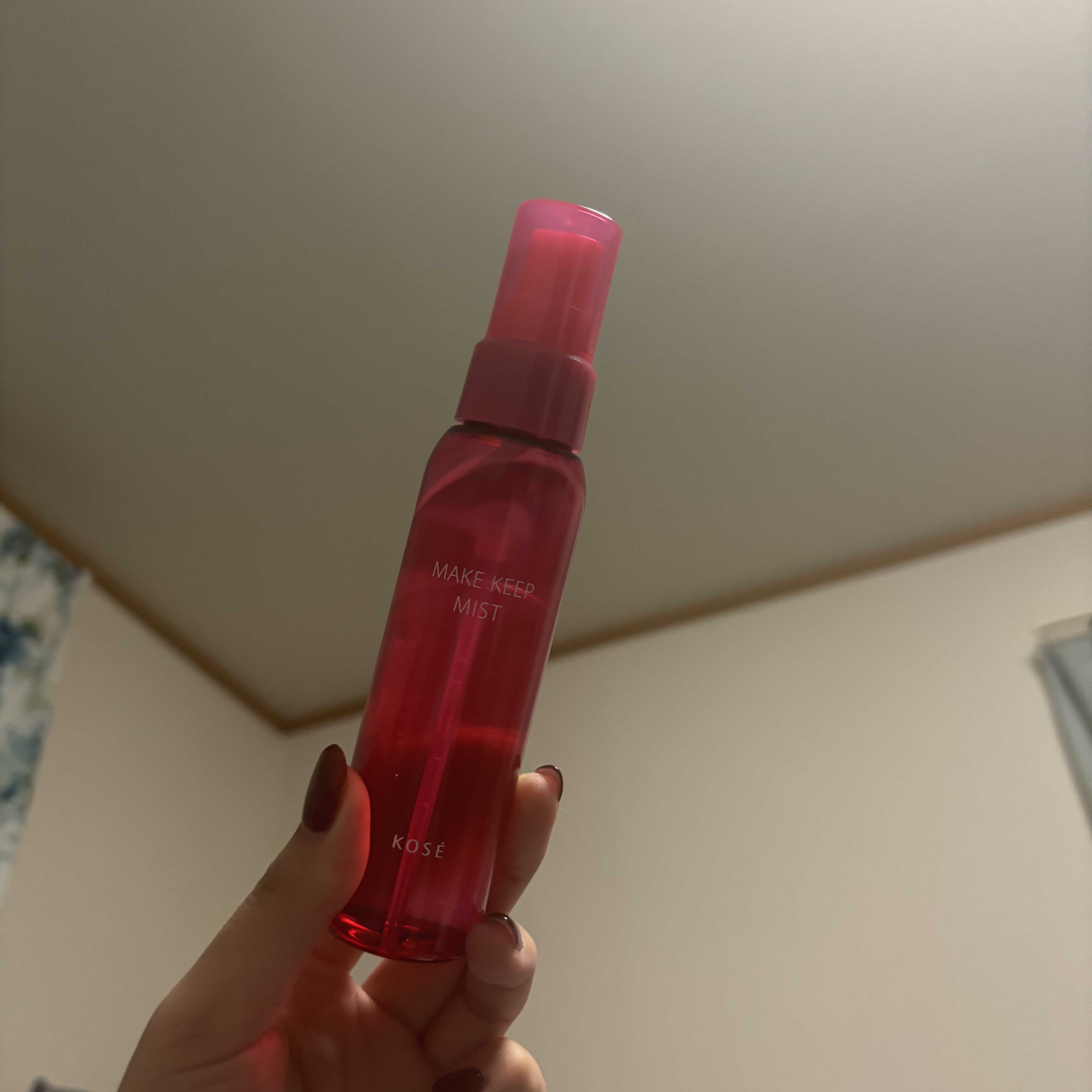  💦マスク生活や暑さでメイク崩れに悩む人におすすめしたいのが
コーセー メイクキープミスト EX＋ (80mL) ✨

仕上げにシュッと吹きかけるだけで、メイクの持ちがぐっと良くなるアイテム。
ポイントは、汗・水・皮脂に強いスーパーウォー