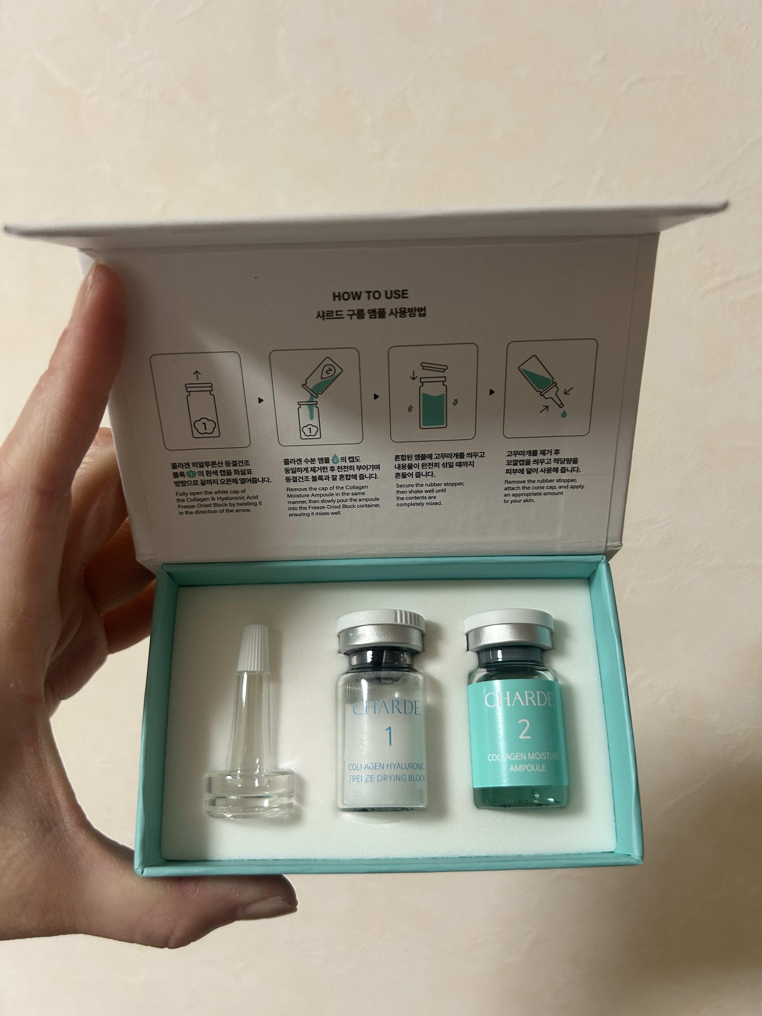 実際に使ってみてまず印象的だったのは、使用直前に粉末と液体を混ぜるという点です。少し手間ではありますが、その分フレッシュな状態で肌にのせられる安心感がありました。とろみのある美容液というよりは、みずみずしいエッセンスのような軽やかな感触で、