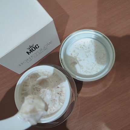 mcgroupakiko on LIPS 「お化粧しない日でもリップは塗らないと、割れたり、剥がれたりして..」(6枚目)