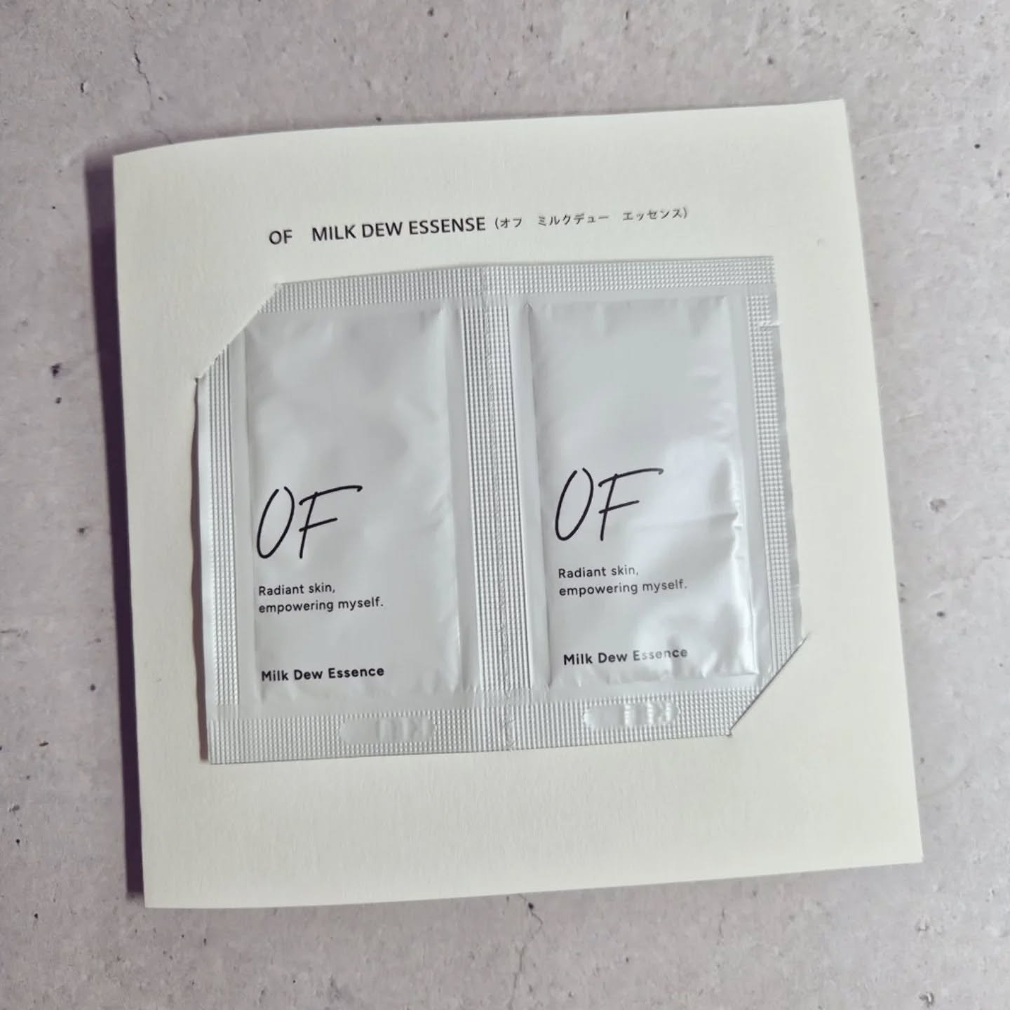 MimiBeautyマガジンのキャンペーンでいただいた、OFのミルクデューエッセンスのサンプルパウチ、洗顔後これ1つで良いっていうのがまず良い！スキンケアサボりがちな仲間におすすめ🫡

あと言葉にできない良い香りがして、のびも良くて、パウ