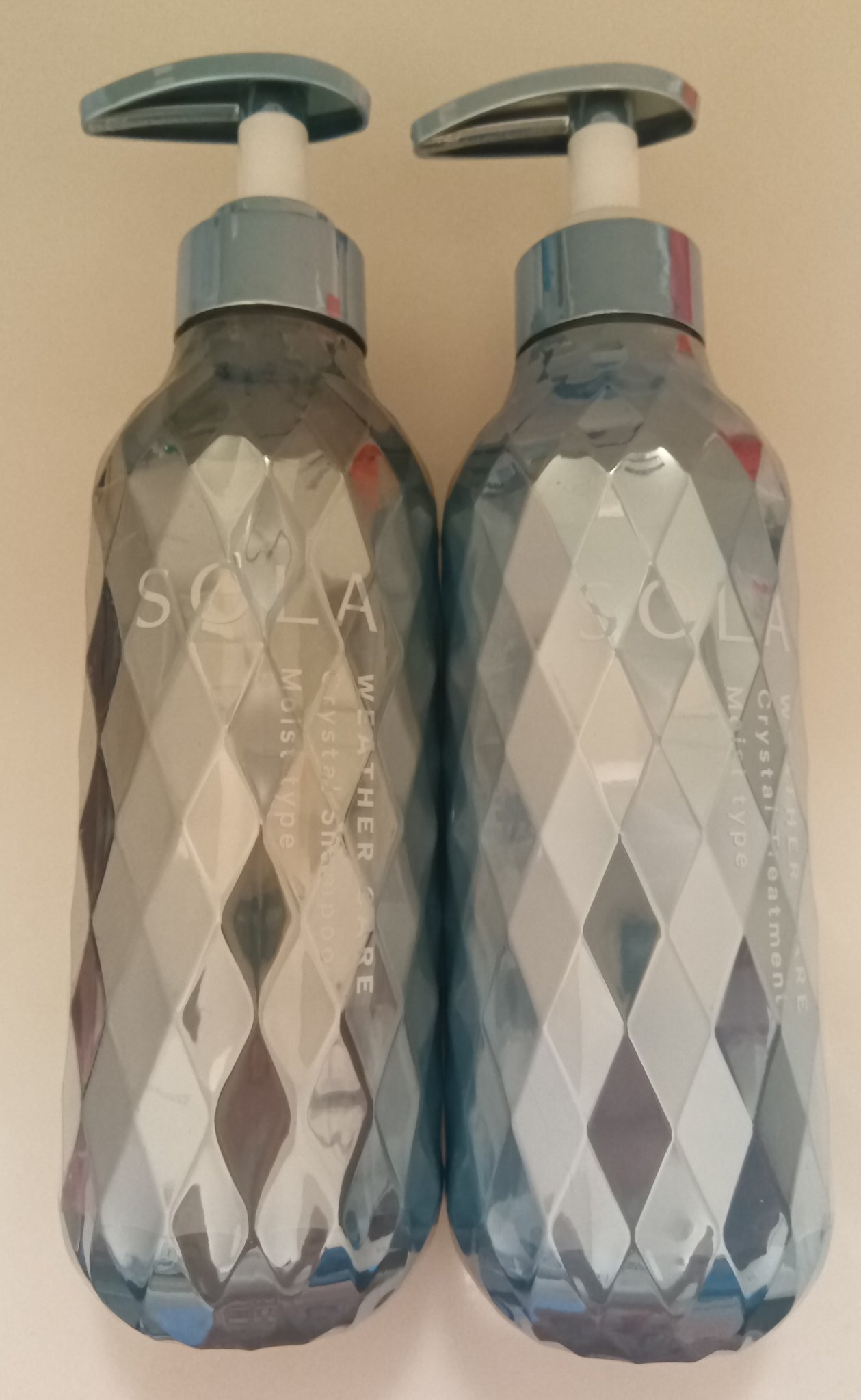 とにかく香りが良くてお気に入りです。
泡立ちも良く、トリートメントを洗い流してから髪を乾かすまでずっとしっとりまとまっています。
香りもほのかに残っていて気分が上がります。