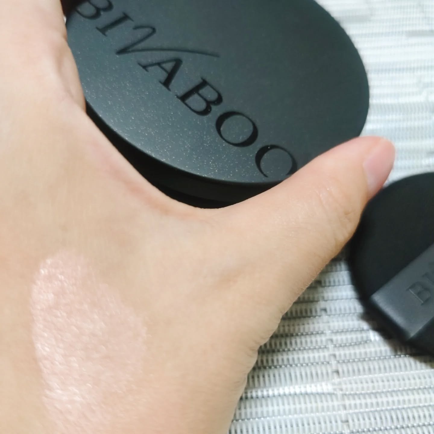 ベルベットジュエルクッション  20 ミディアム(ケース＋リフィル)/BIVABOO/クッションファンデーションを使ったクチコミ（3枚目）