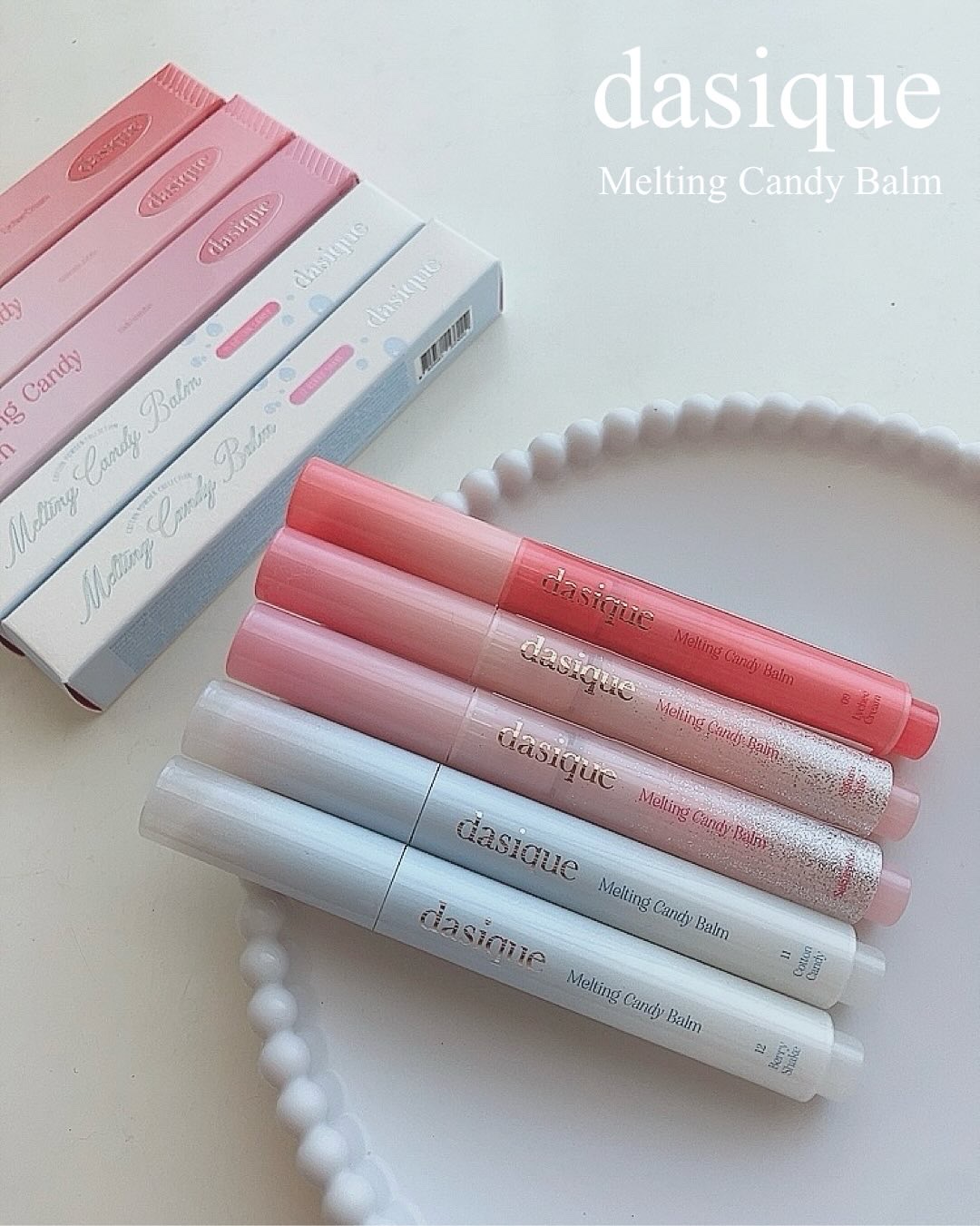 デイジーク:メルティングキャンディーバーム

飴シロップでコーティングしたようにもちもちのワンクリックグロウスティック🪄
SNSでも話題のdasique新大久保フラックシップストアで販売中🎀

<全14色展開>
🍎09 レイシークリー