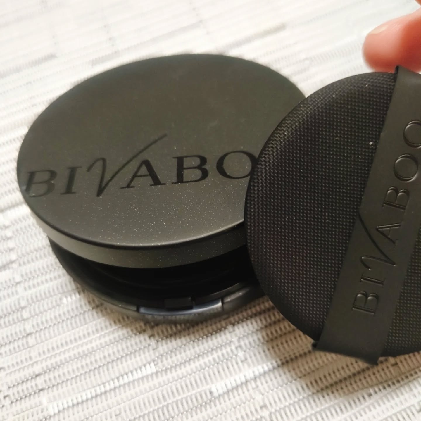 ベルベットジュエルクッション  20 ミディアム(ケース＋リフィル)/BIVABOO/クッションファンデーションを使ったクチコミ（2枚目）