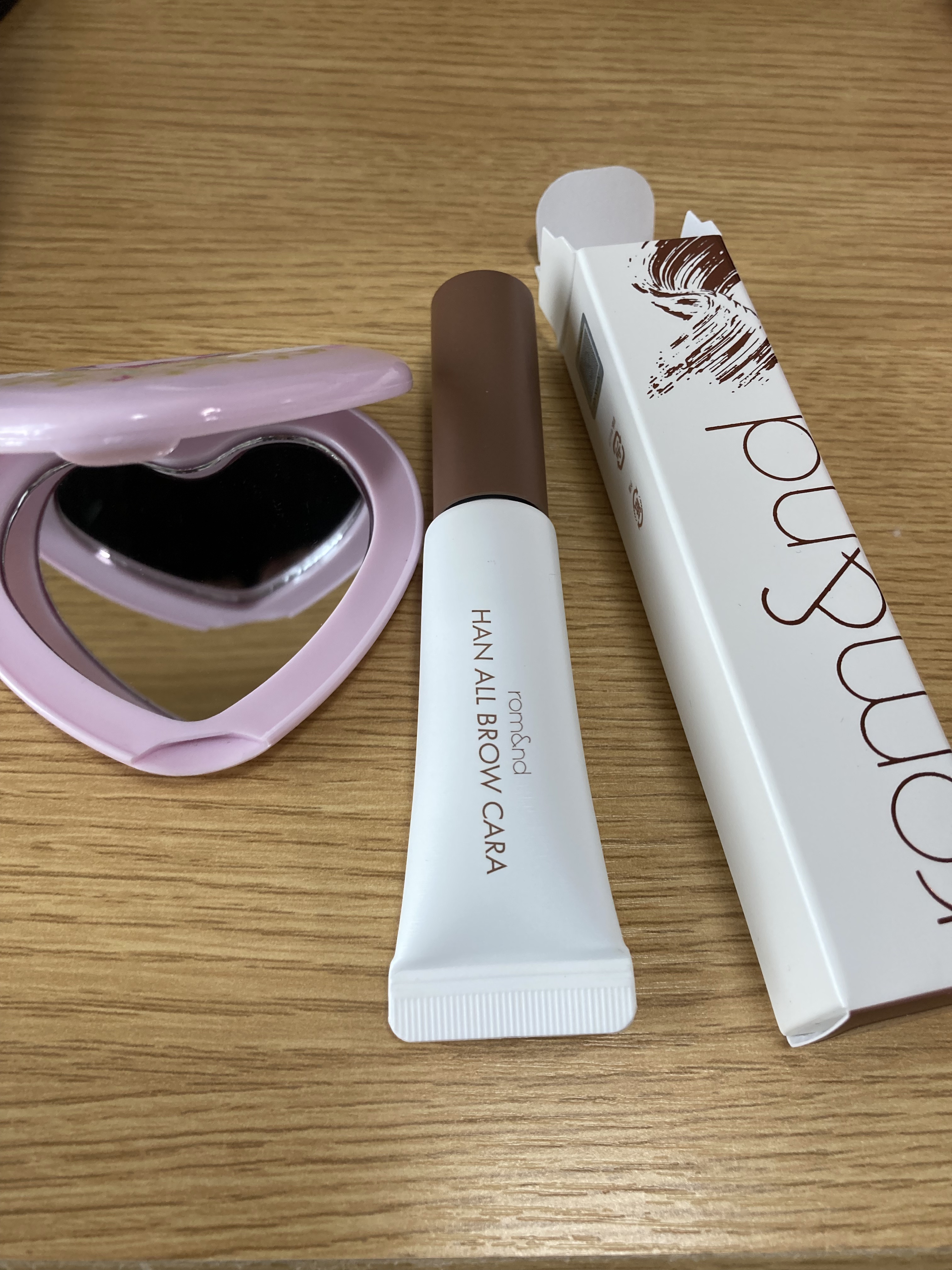 【使った商品】rom&nd　　ハンオールブロウカラ　　02　マイルドウッディー

【色味】柔らかなブラウン

【発色】★★★★★

【色もち】★★★★★

【良いところ】私の眉毛は一本ずつが固くて太いのでカットしてあるのですが
そんな眉毛に