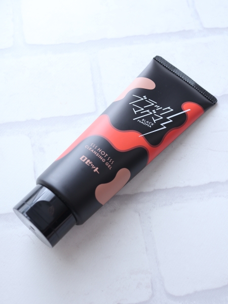 こちらマグマのようなどろっとした温感ジェルのクレンジング。
出し口がスリットバブル仕様で衛生的に使えます。

とろりとしたマグマのようなジェル状！
本当に溶岩や火山土などに由来する4種のミネラルパウダー※配合で毛穴の汚れやざらつき、角栓にア